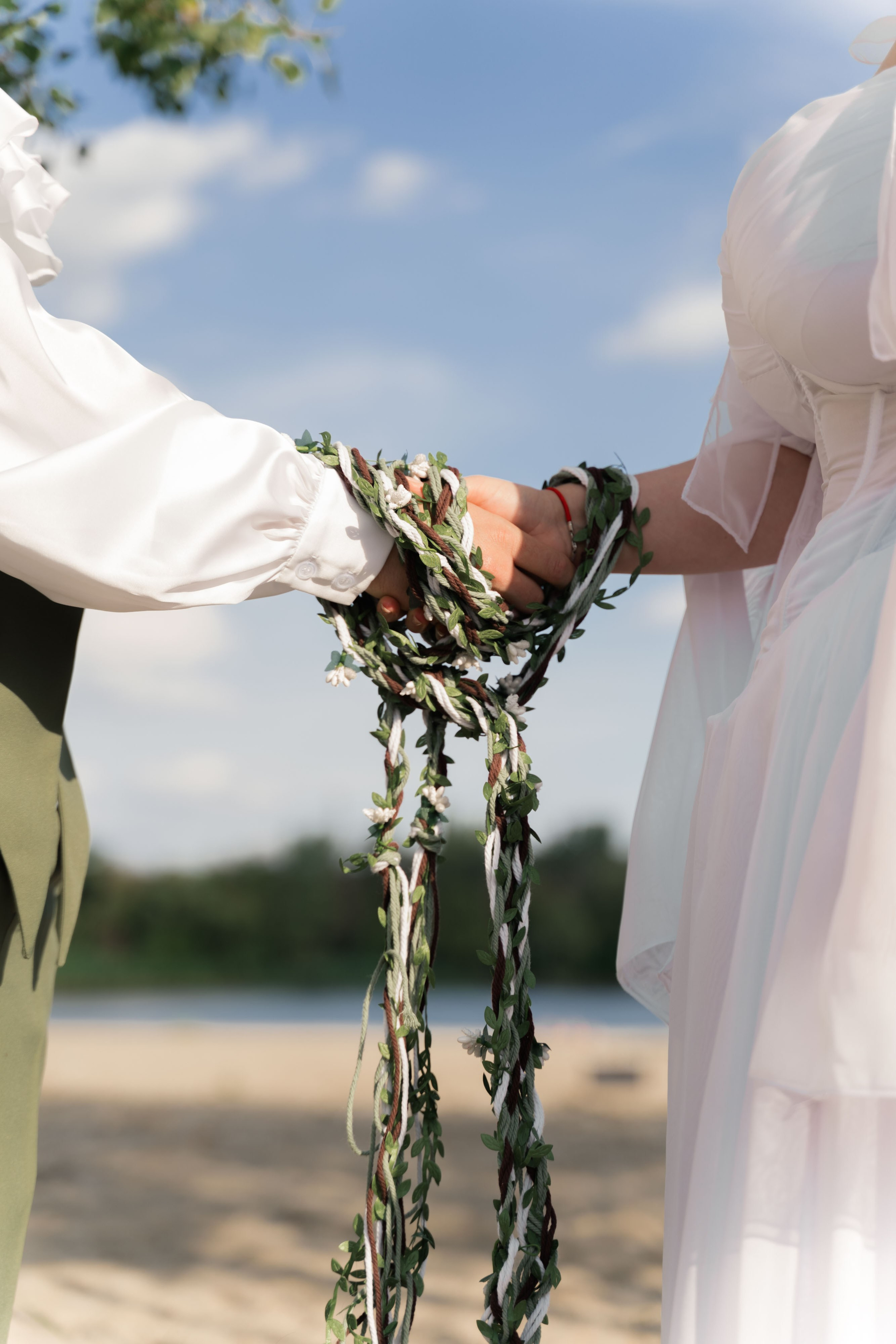 фотосессия  клятвы на выездной регистрации на берегу реки