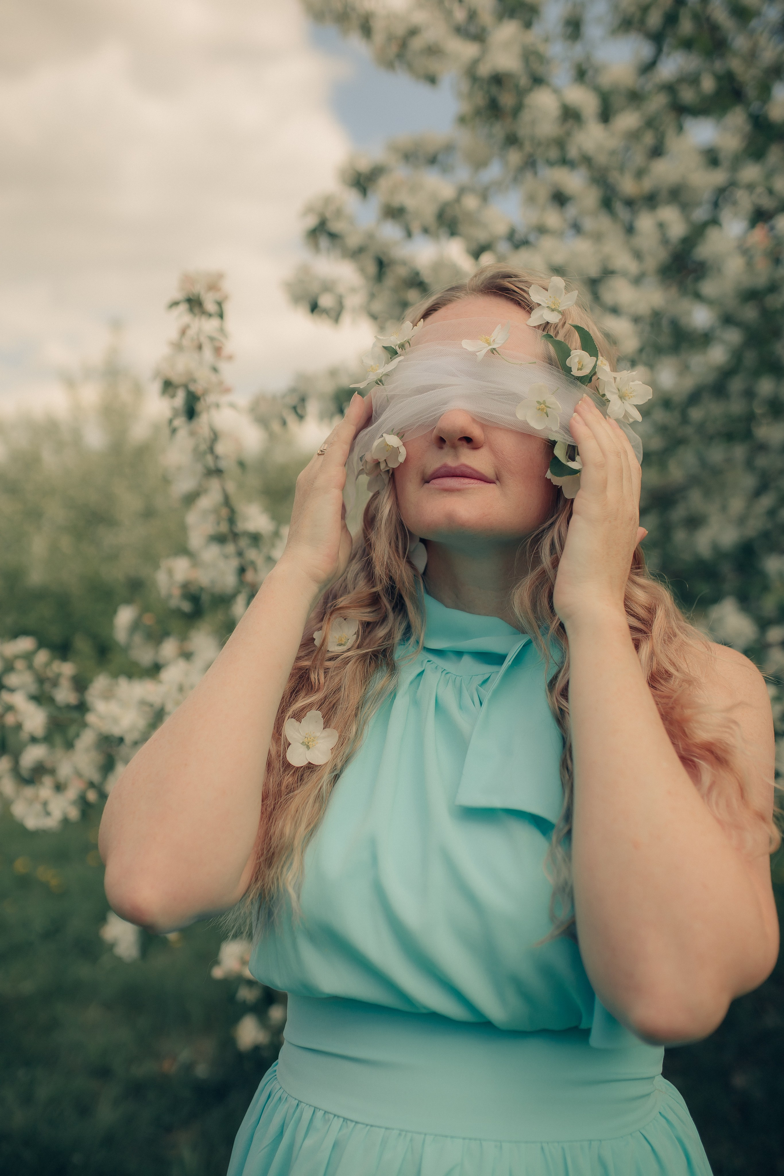 Маргарита в цветущих яблонях. Фотограф в Челябинске Филимонова Дарья