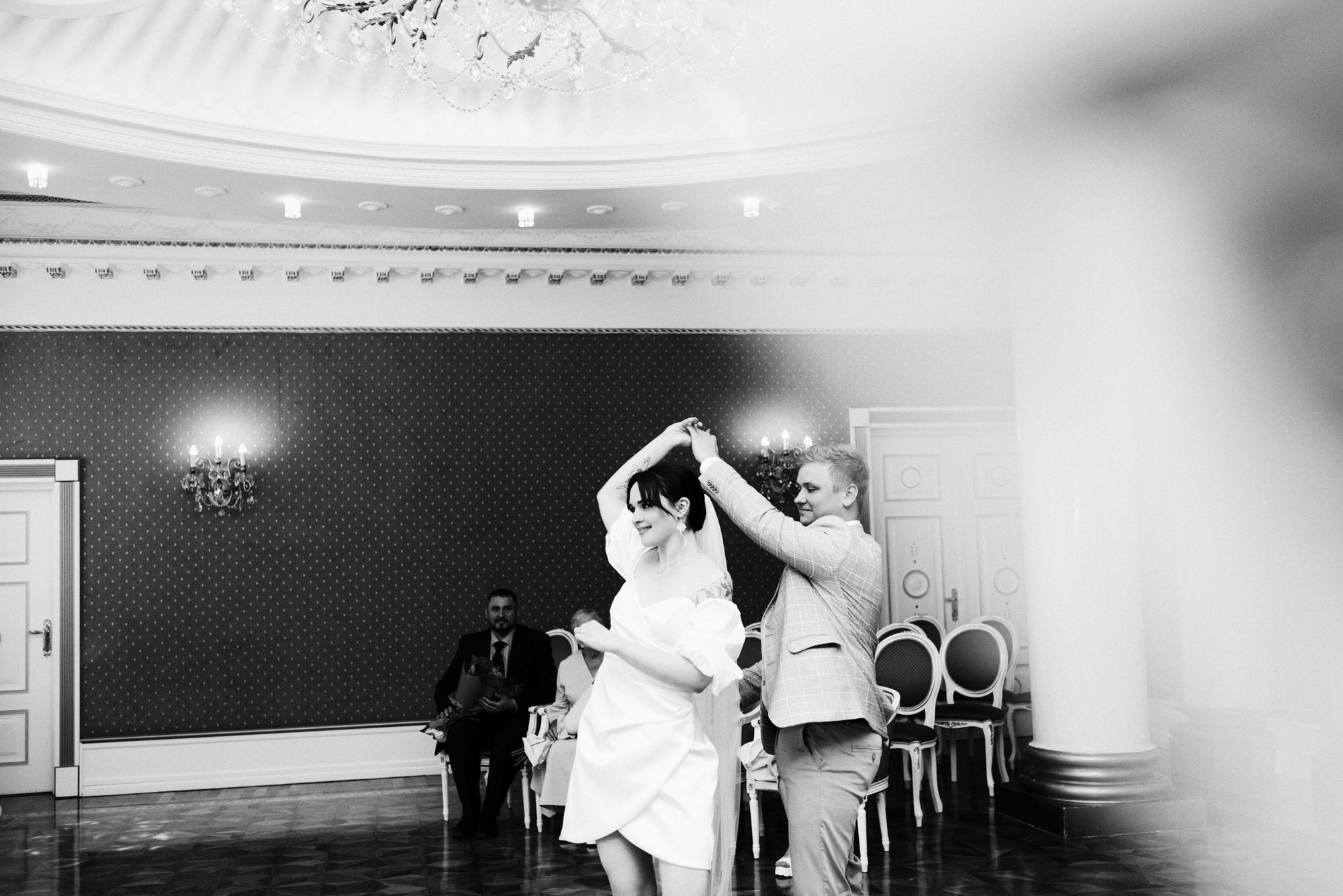 Свадебный фотограф Тюмень — Роман и Ксения: фотосессия с гостями и прогулка в парке. Портретный фотограф Тюмень Дарья Мустафина