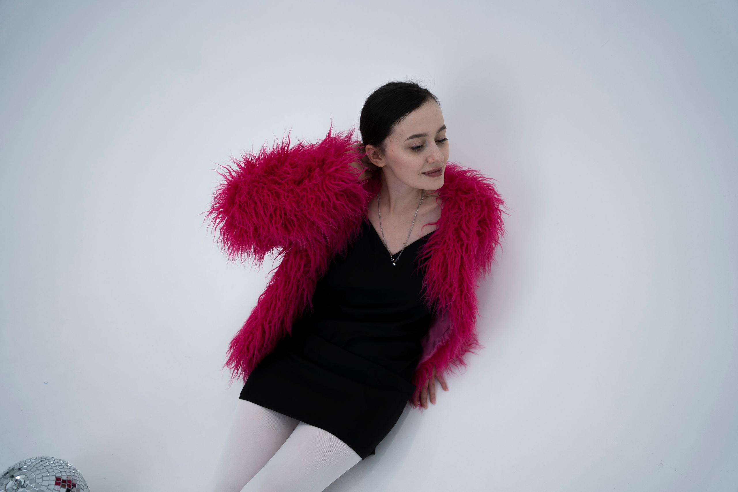 ДЕВОЧКА НА ШАРЕ. Главная