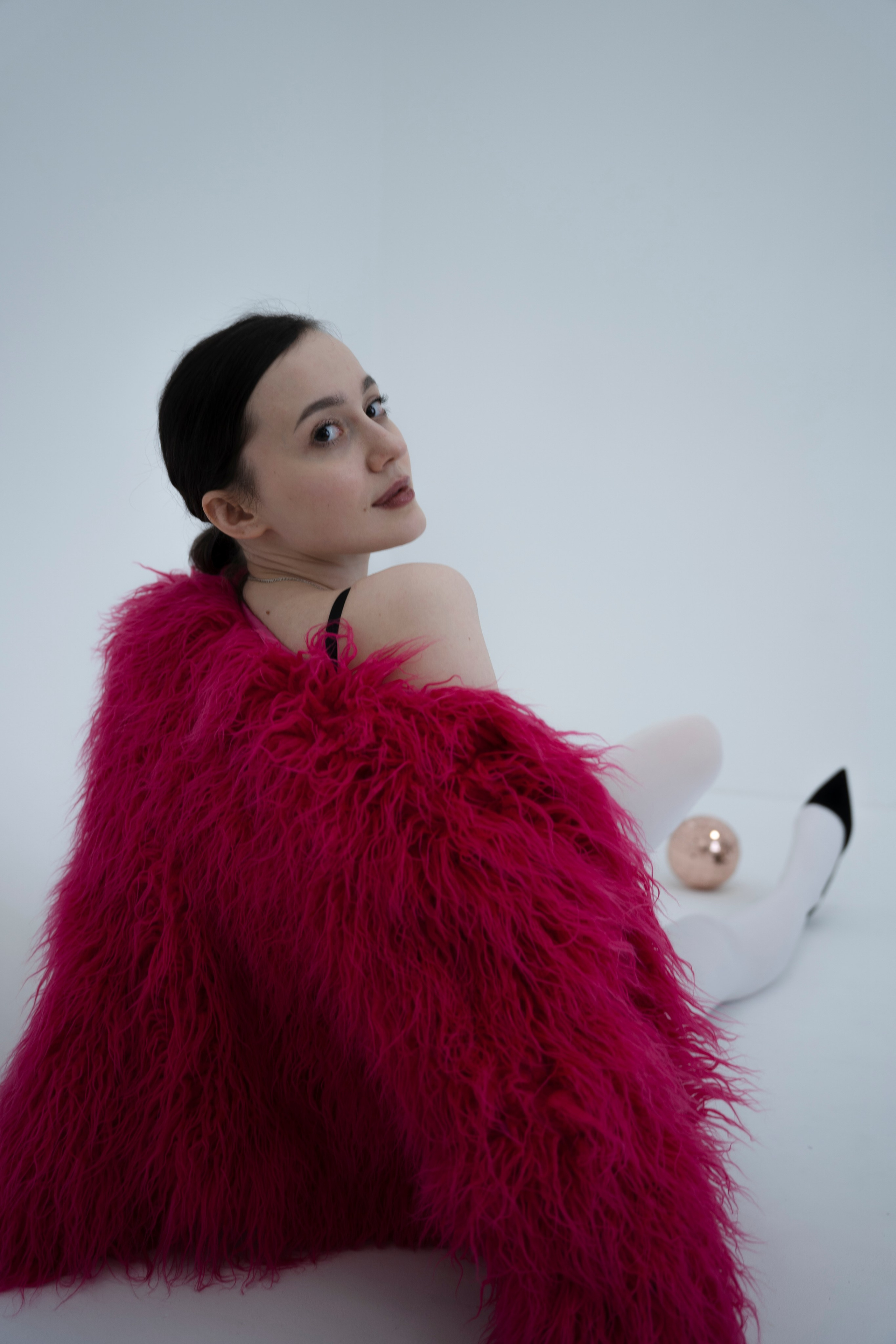 ДЕВОЧКА НА ШАРЕ. Главная