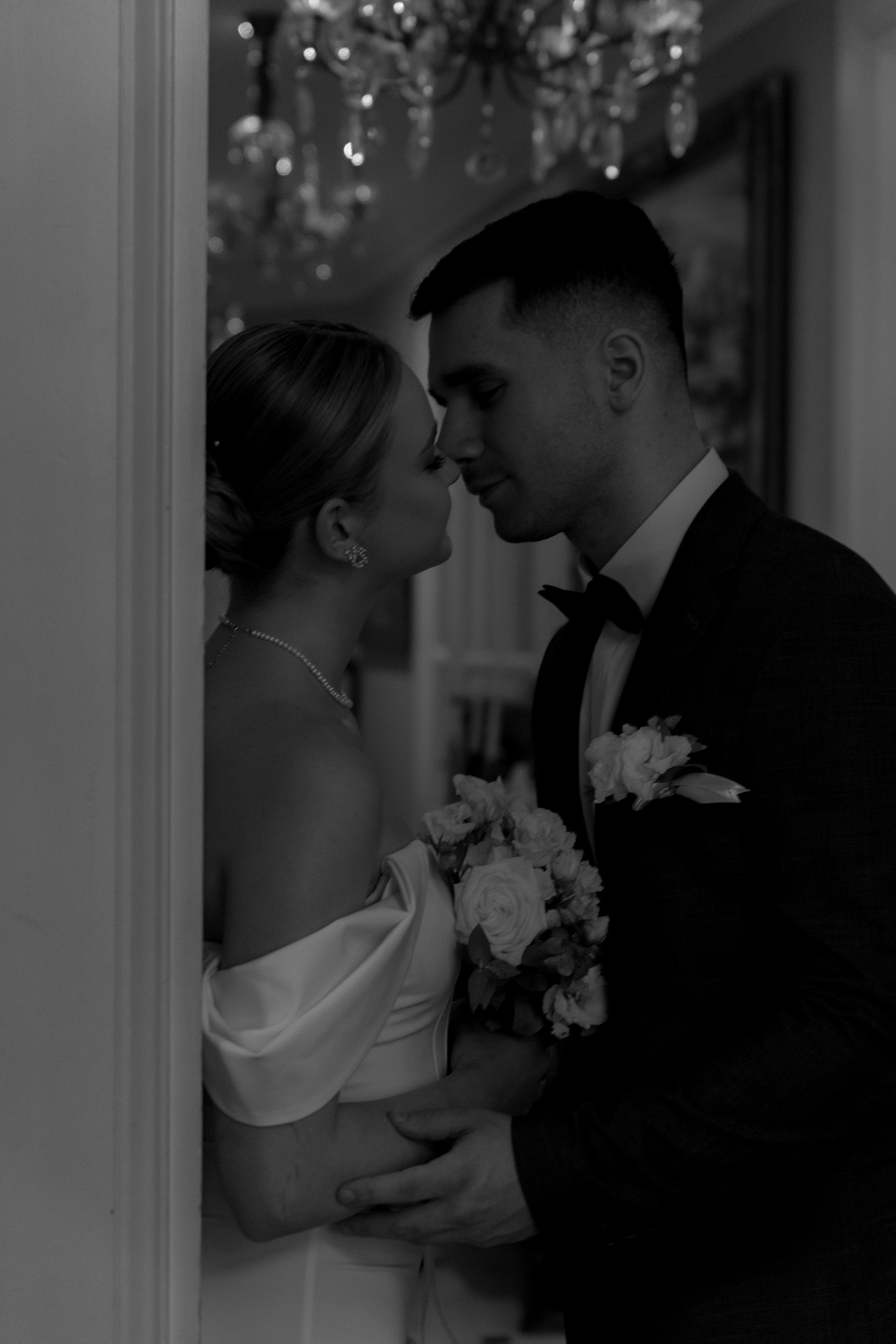 Свадебная фотосессия в отеле Чайковский г. Калининград. Свадебный фотограф Калининград