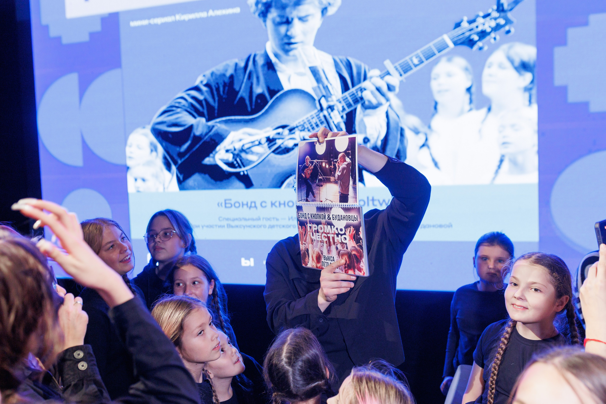 Выксунская премьера «Громко и Честно. Бонд с кнопкой». Фотограф городских и семейных событий Артем Карпухин