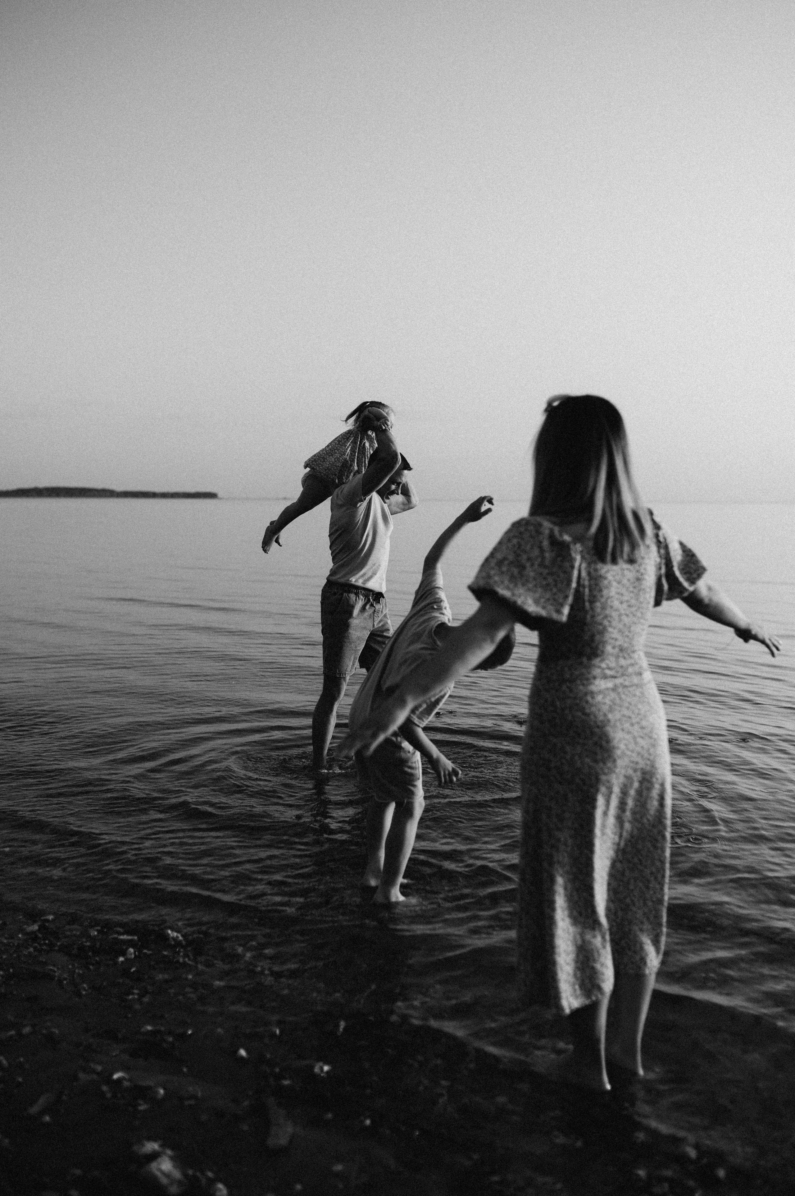 Василий, Анна, Макс, Захар, Тая и Кекс. Семейный фотограф в Новосибирске Женя Индрикова