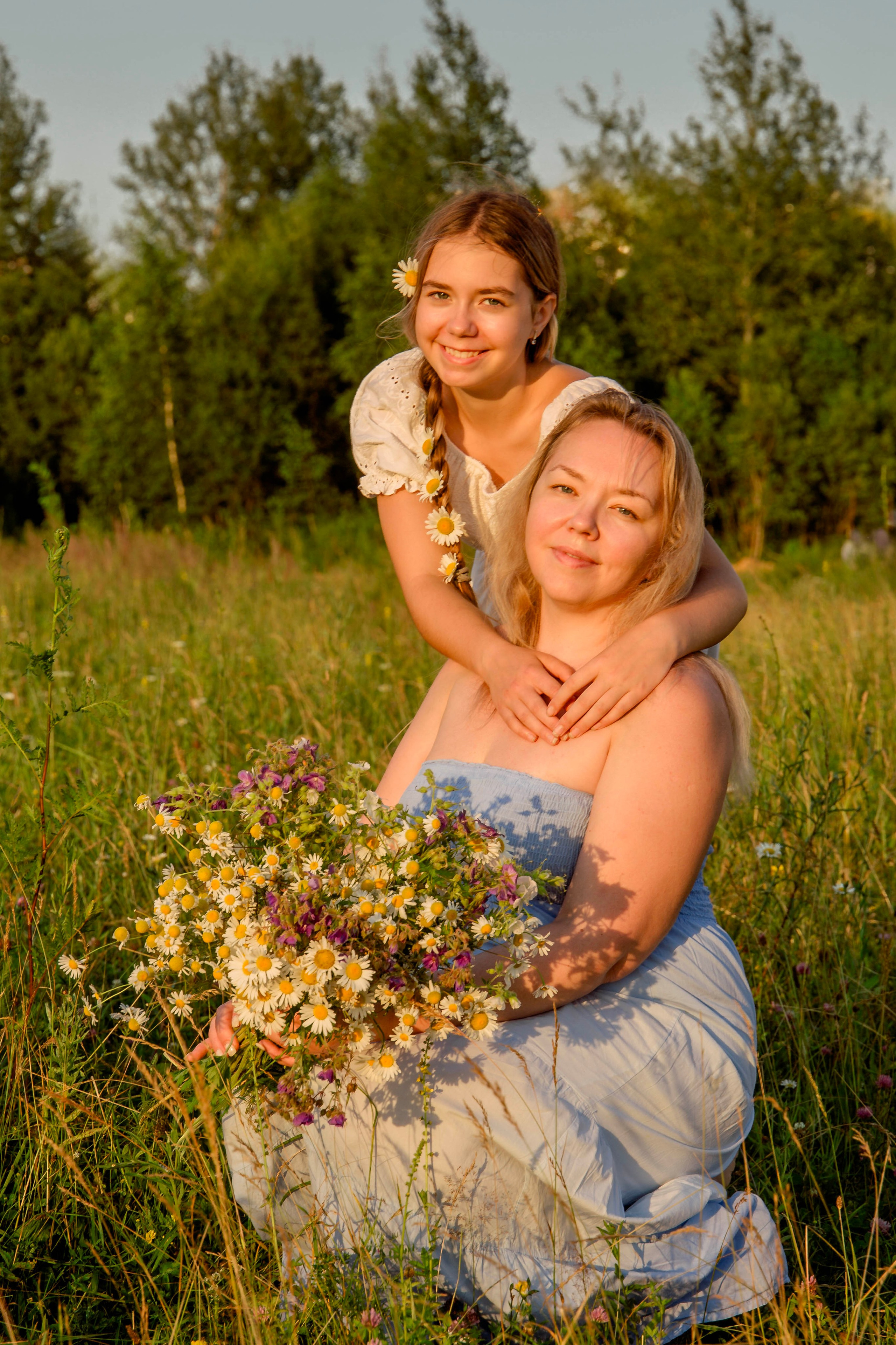 мать и дочь. семейная фотосессия в ромашках.