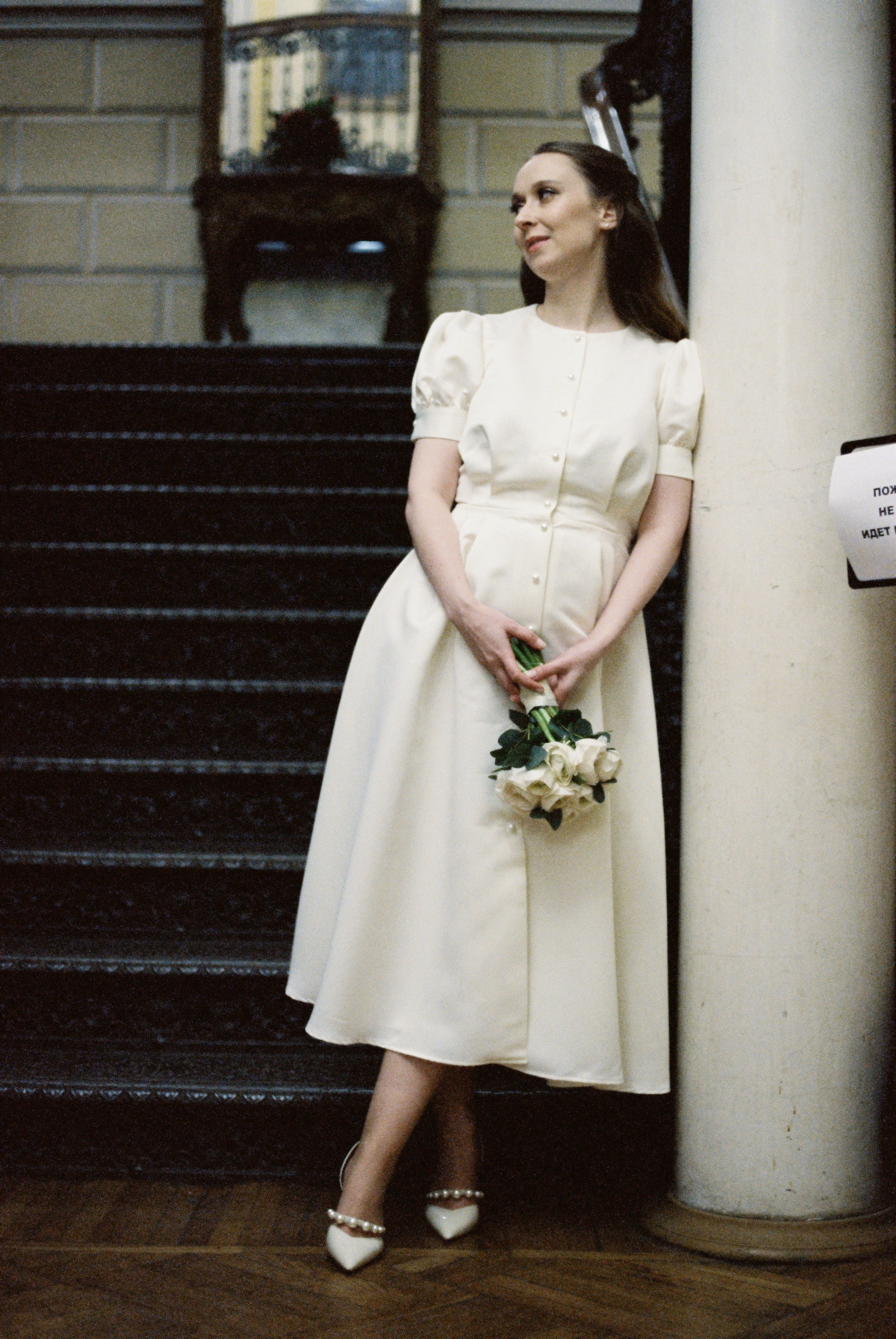 Искренние эмоции на свадьбе. Невеста смеется, держа букет цветов. Репортажная съемка на пленку. фотограф Москва. свадебный фотограф. пленка Fuji Pro 400H.