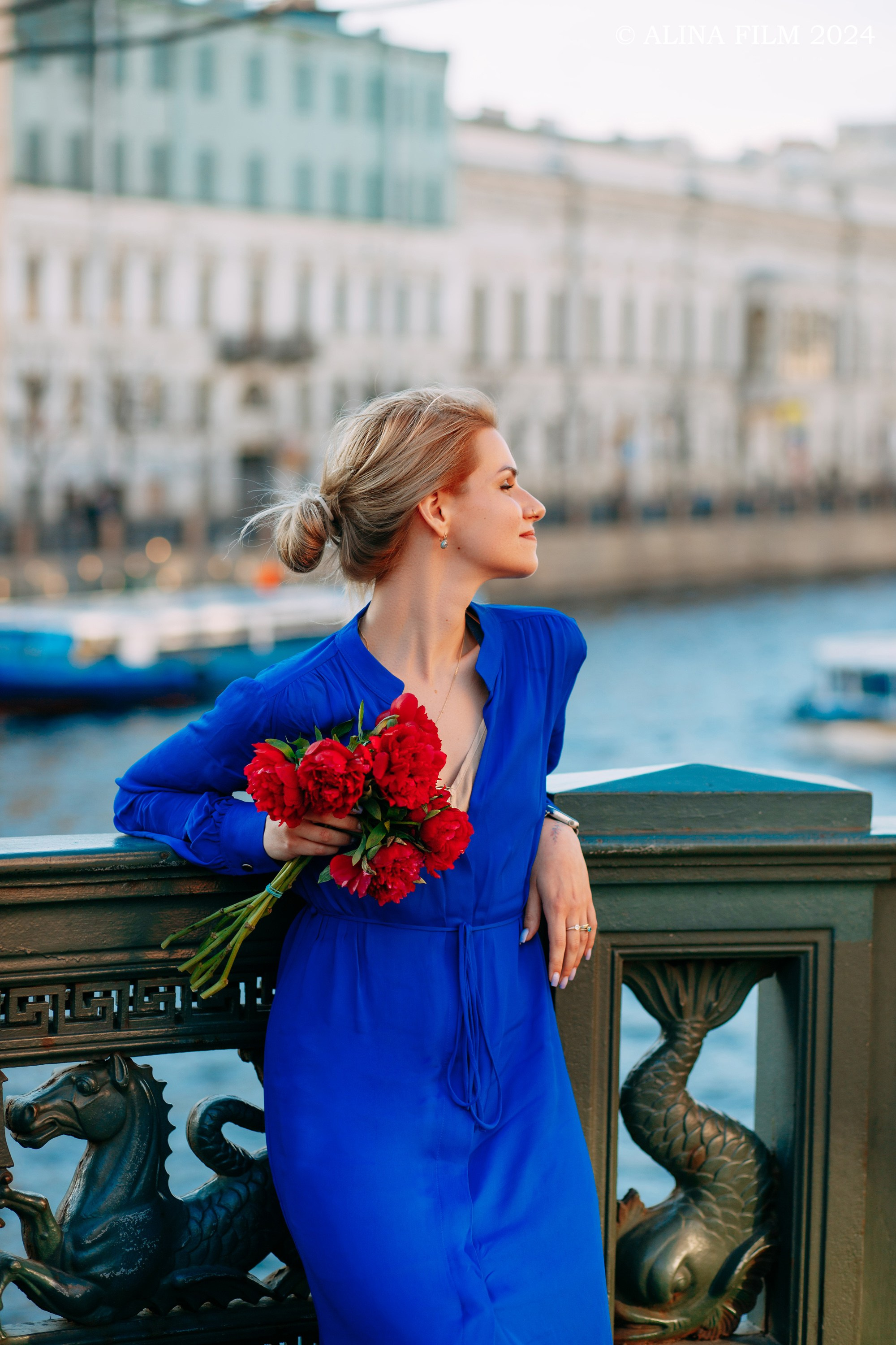 Девушка по городу шагает босиком. Фотограф в Санкт-Петербурге Alina Film