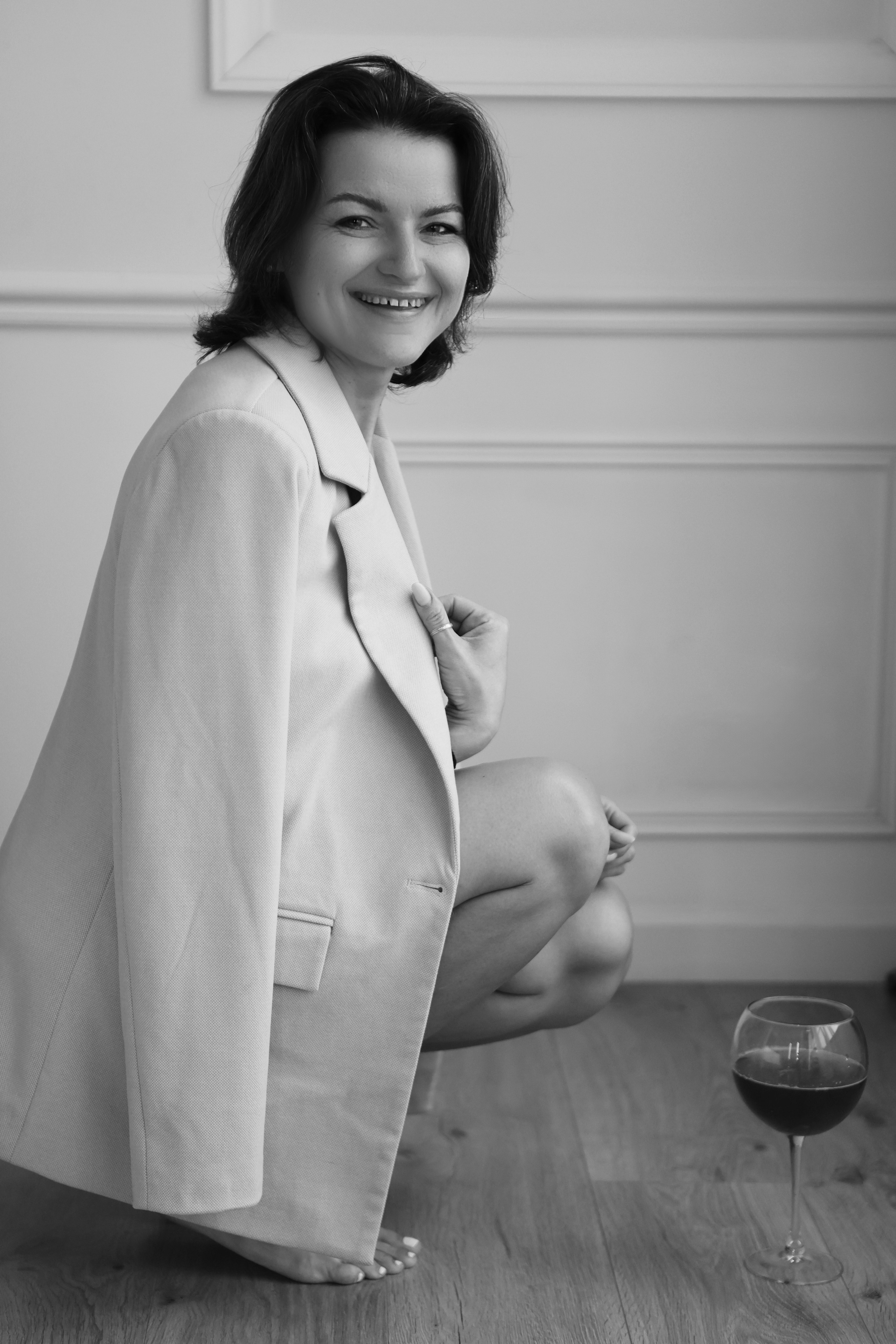 Девушка с бокалом в руке