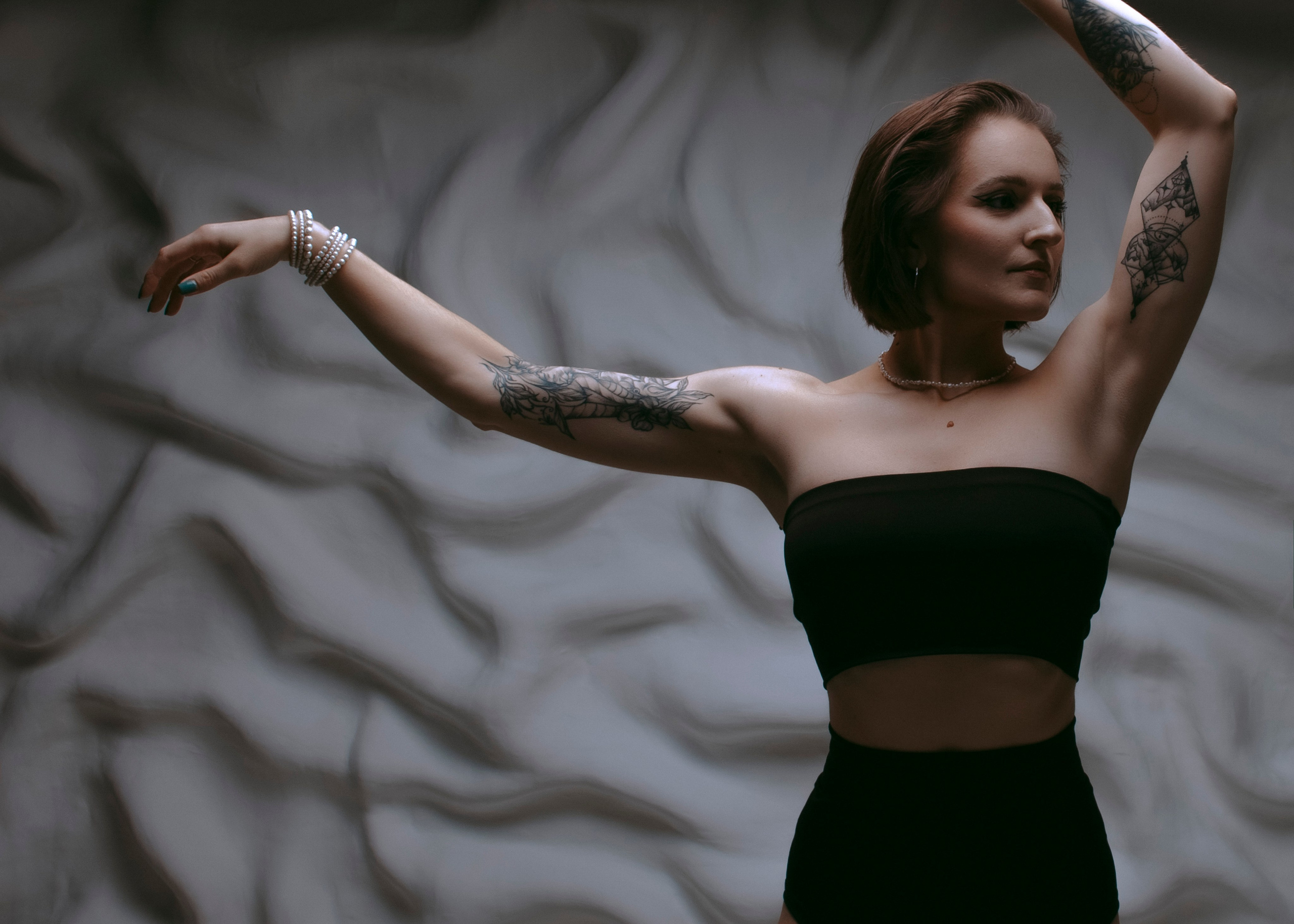 девушка в кроп-топе