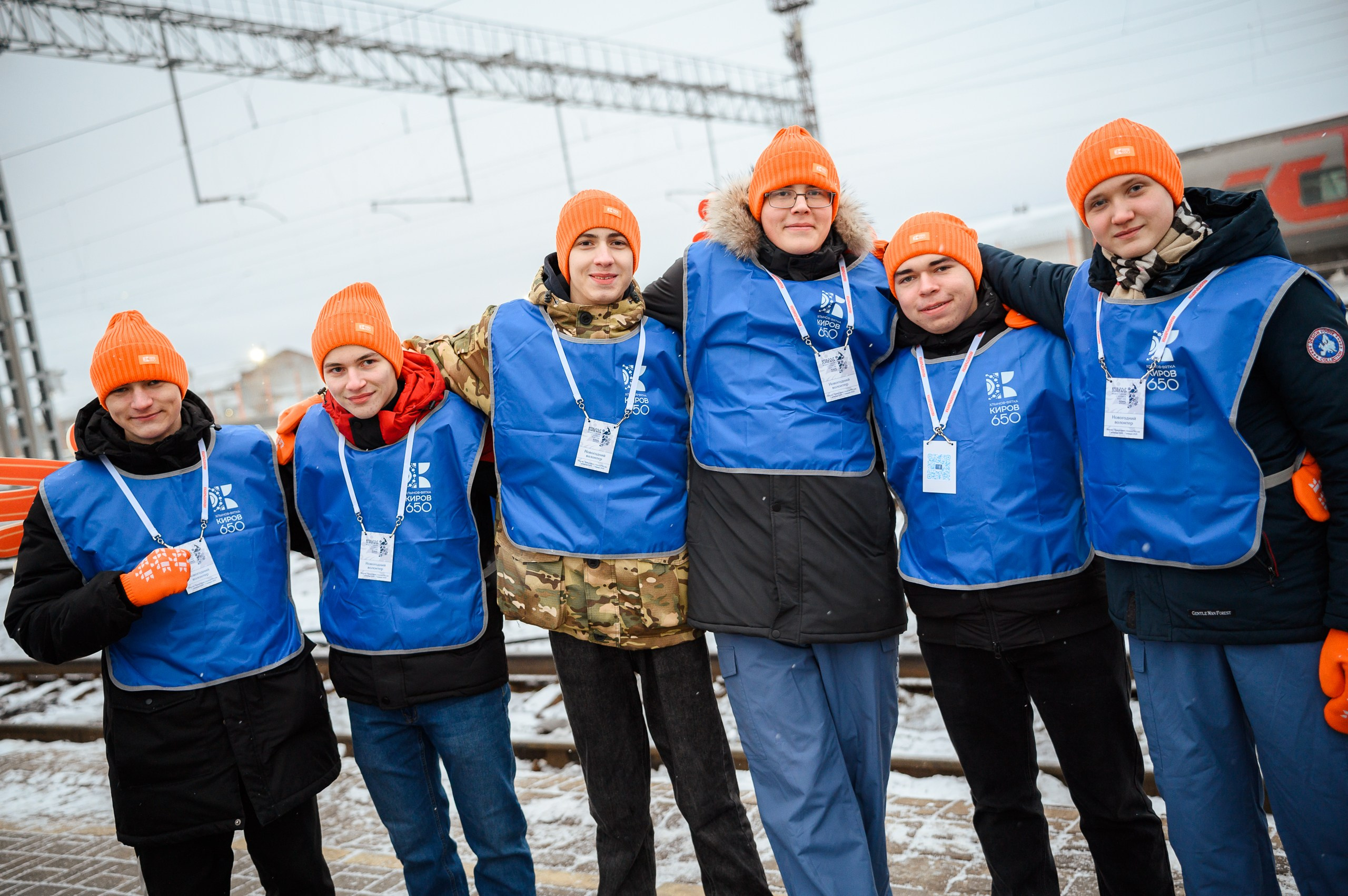 Новогодние волонтеры | Открытие Новогодней столицы Кирова 2025. Репортажный фотограф в Кирове Александр Лутошкин