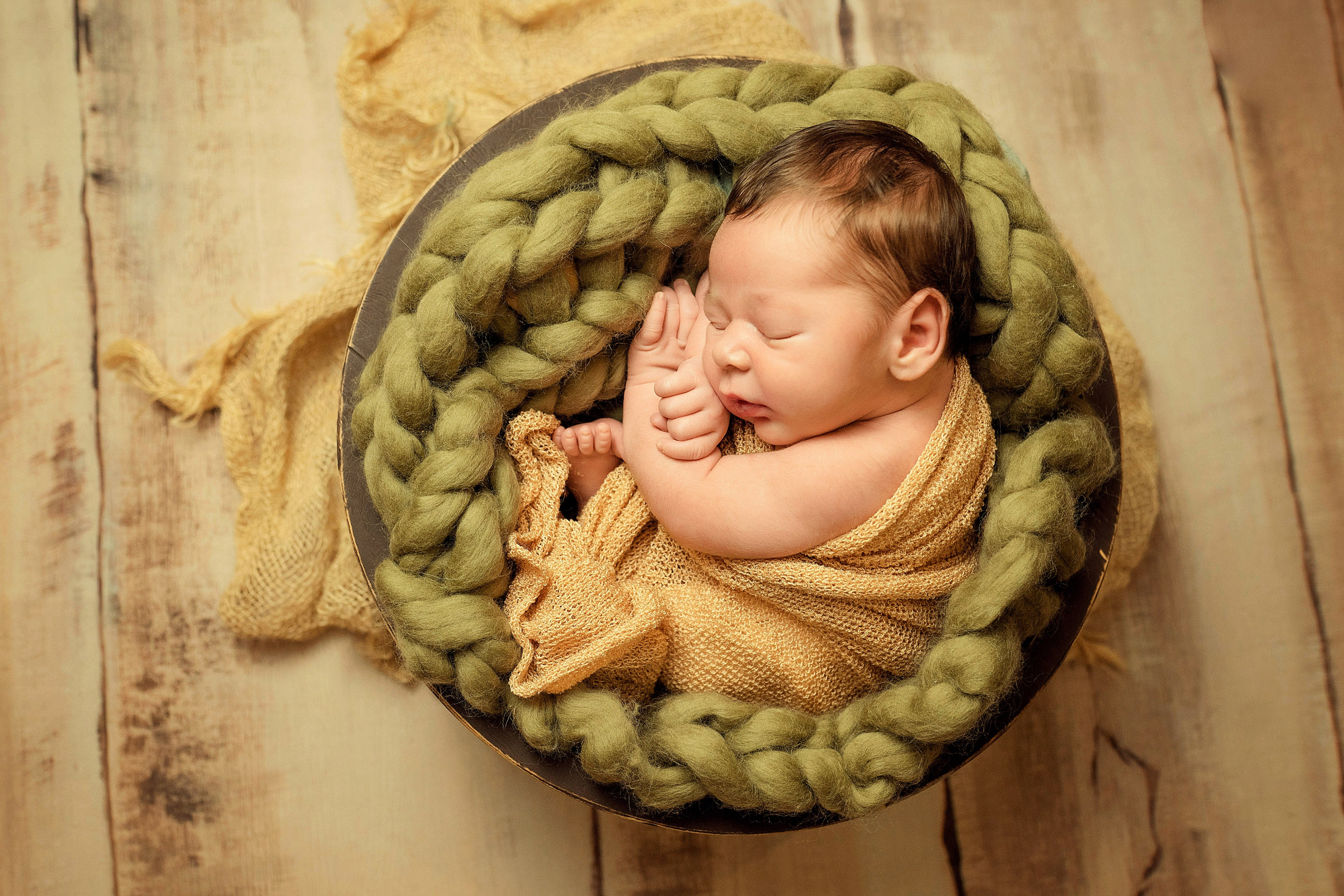 фото ньюборн в корзинке реквизит фотограф новорожденные малыши дети