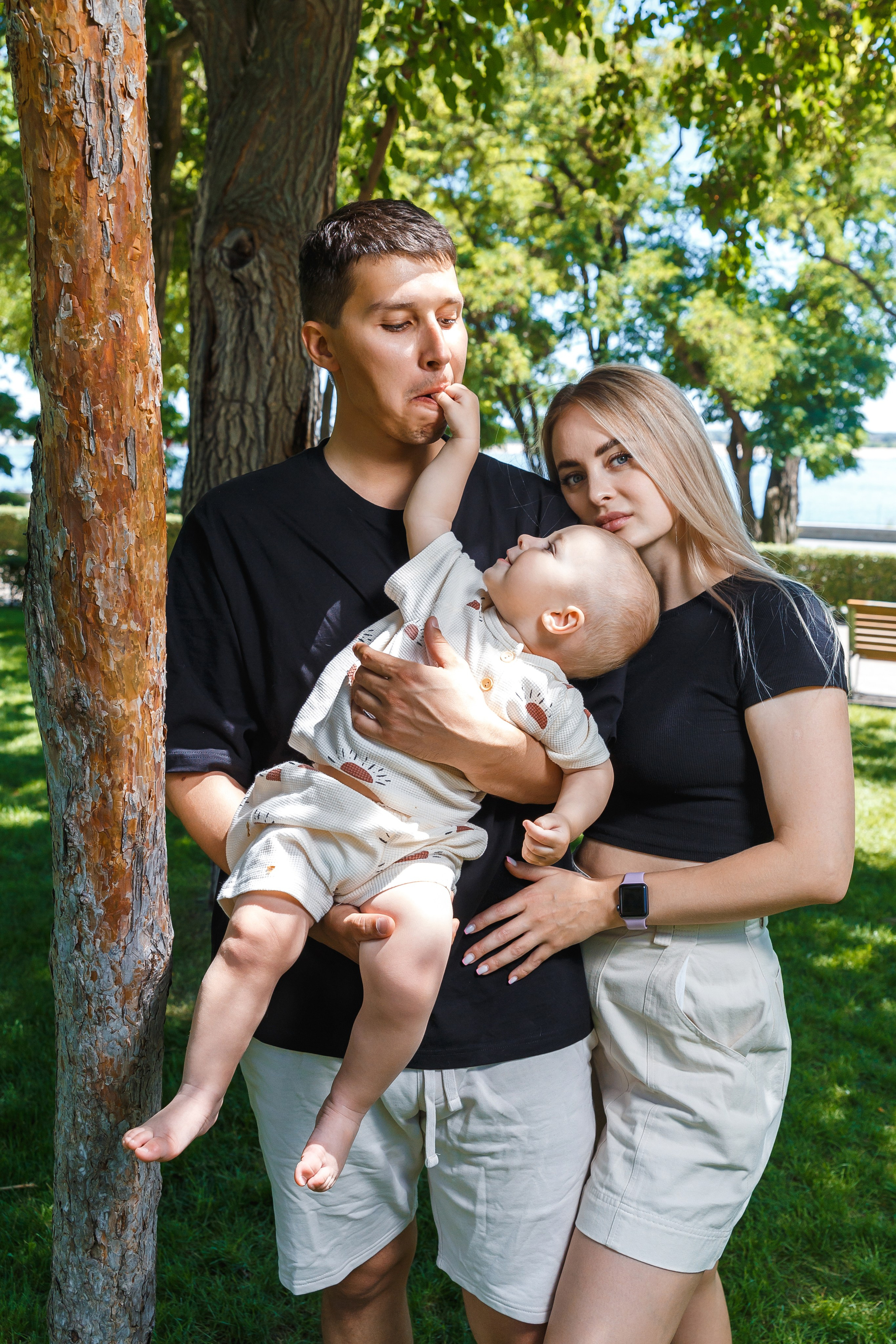 Марку 1 год и он проводит время с родителями в парке. Событийный фотограф Максим Бескоровайновнов