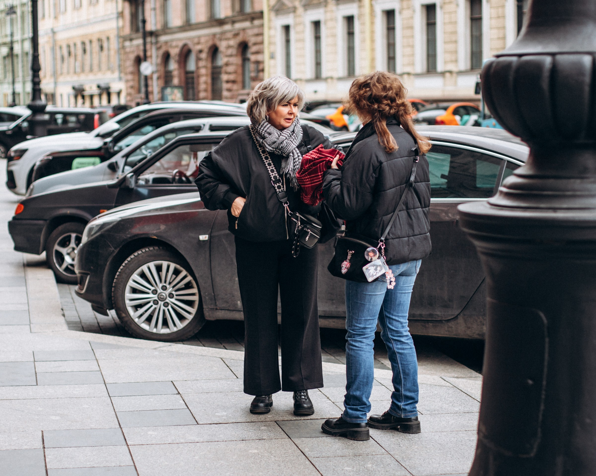 Ольга и Варвара в мае. Фотопрогулка в Петербурге. Индивидуальный и семейный фотограф в Санкт-Петербурге