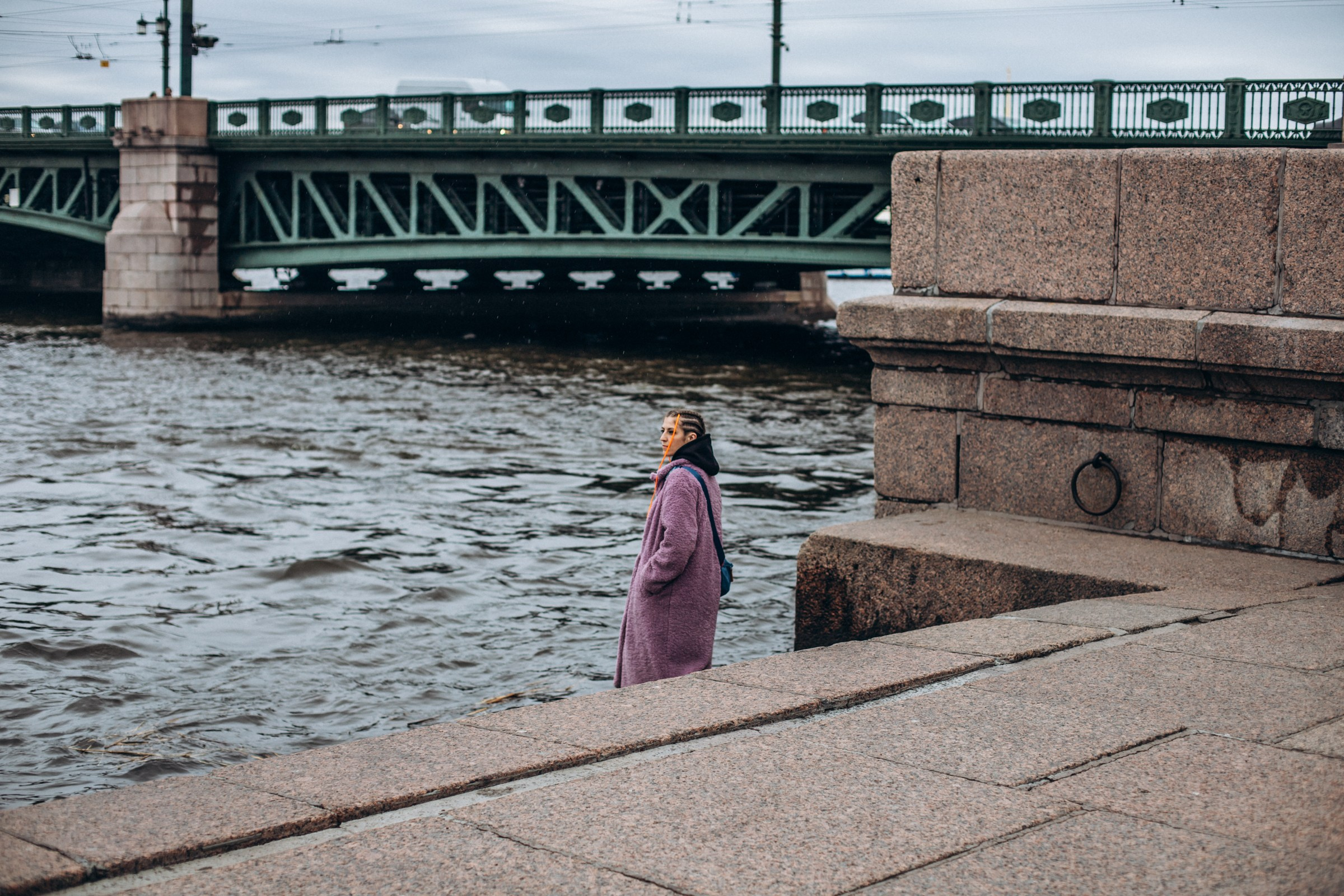 Лиза в апреле. Фотопрогулка в Петербурге. Индивидуальный и семейный фотограф в Санкт-Петербурге
