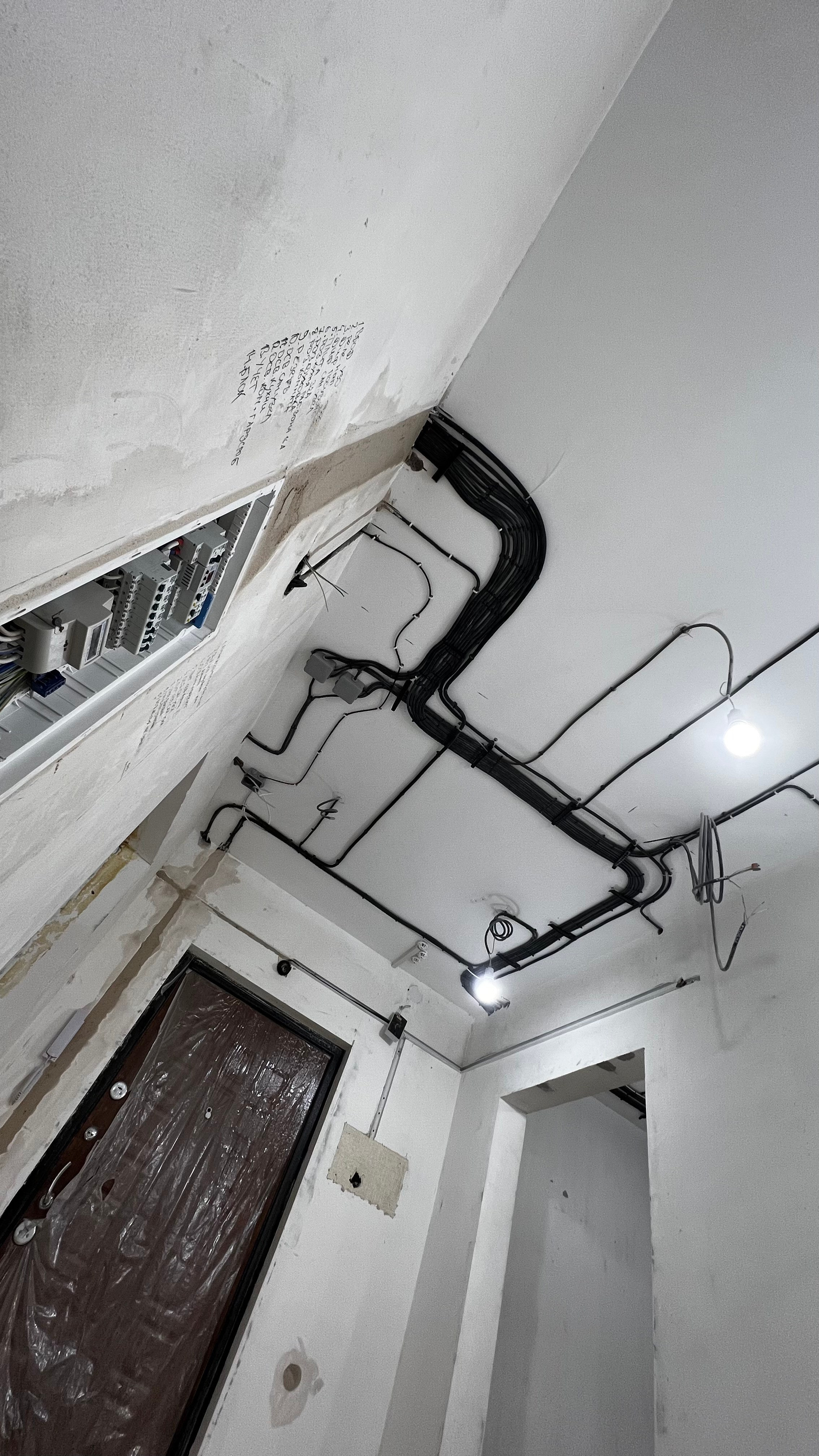 Профессиональные электромонтажные работы в двухкомнатной квартире во Всеволожске. IlluminaSPB — Ваш надежный партнёр в мире электричества