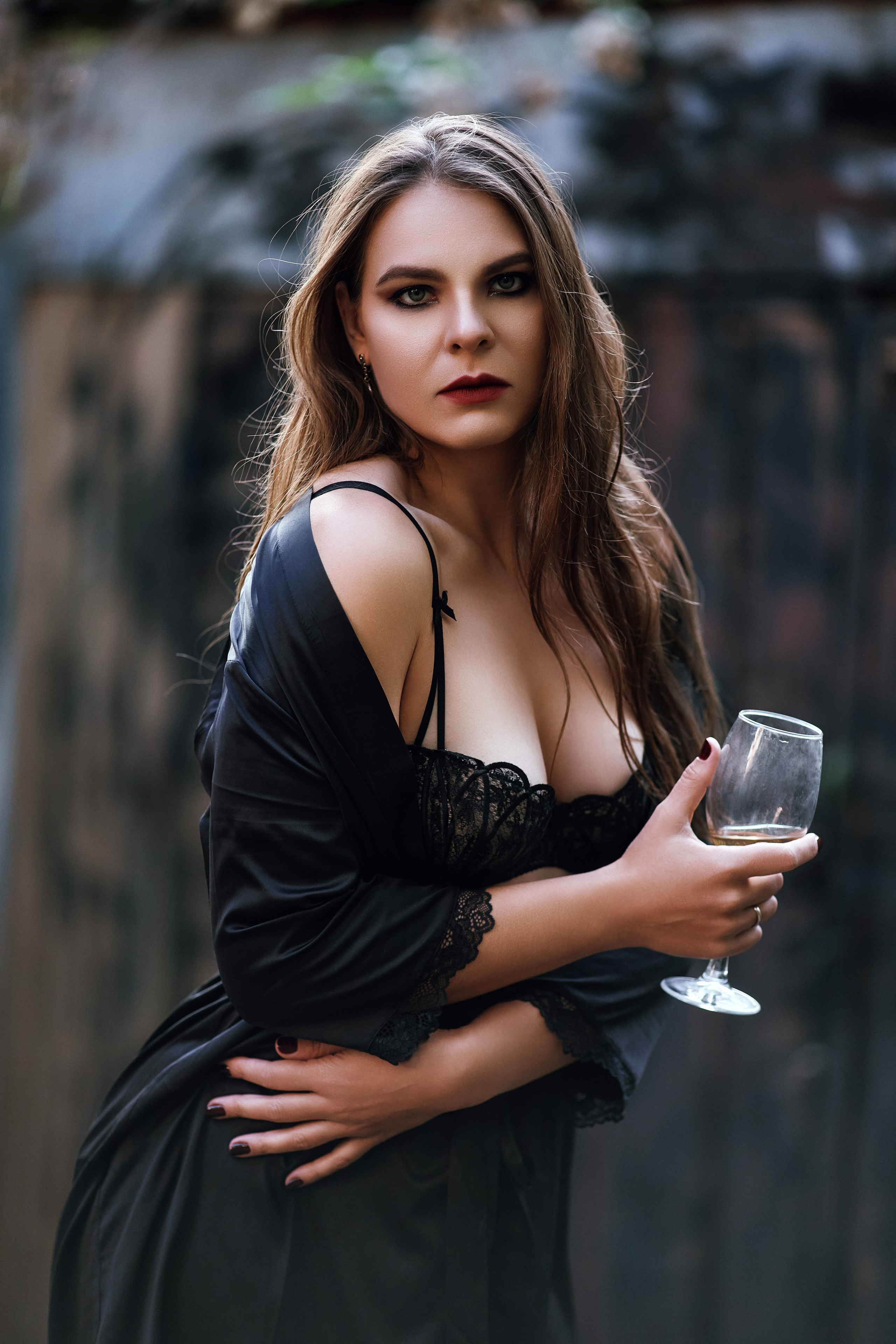 Фотосессия для женщины в чёрном пеньюаре и чёрном халате с бокалом шампанского в руке, город Находка