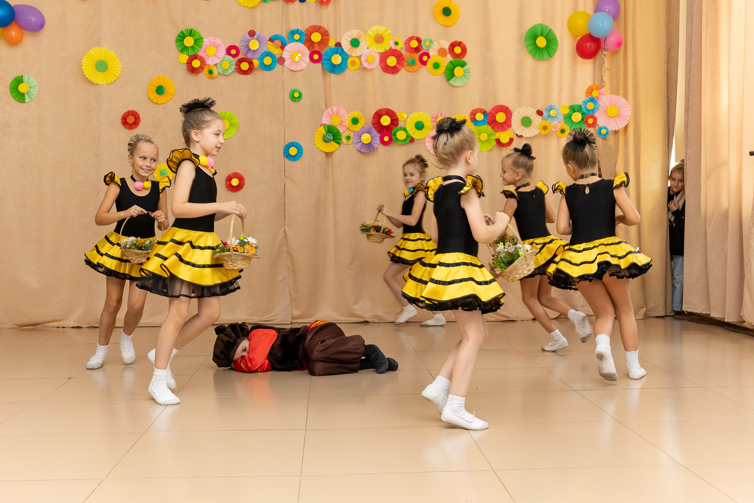 Выступление танцевального коллектива Браво. Выпускные альбомы во Владивостоке