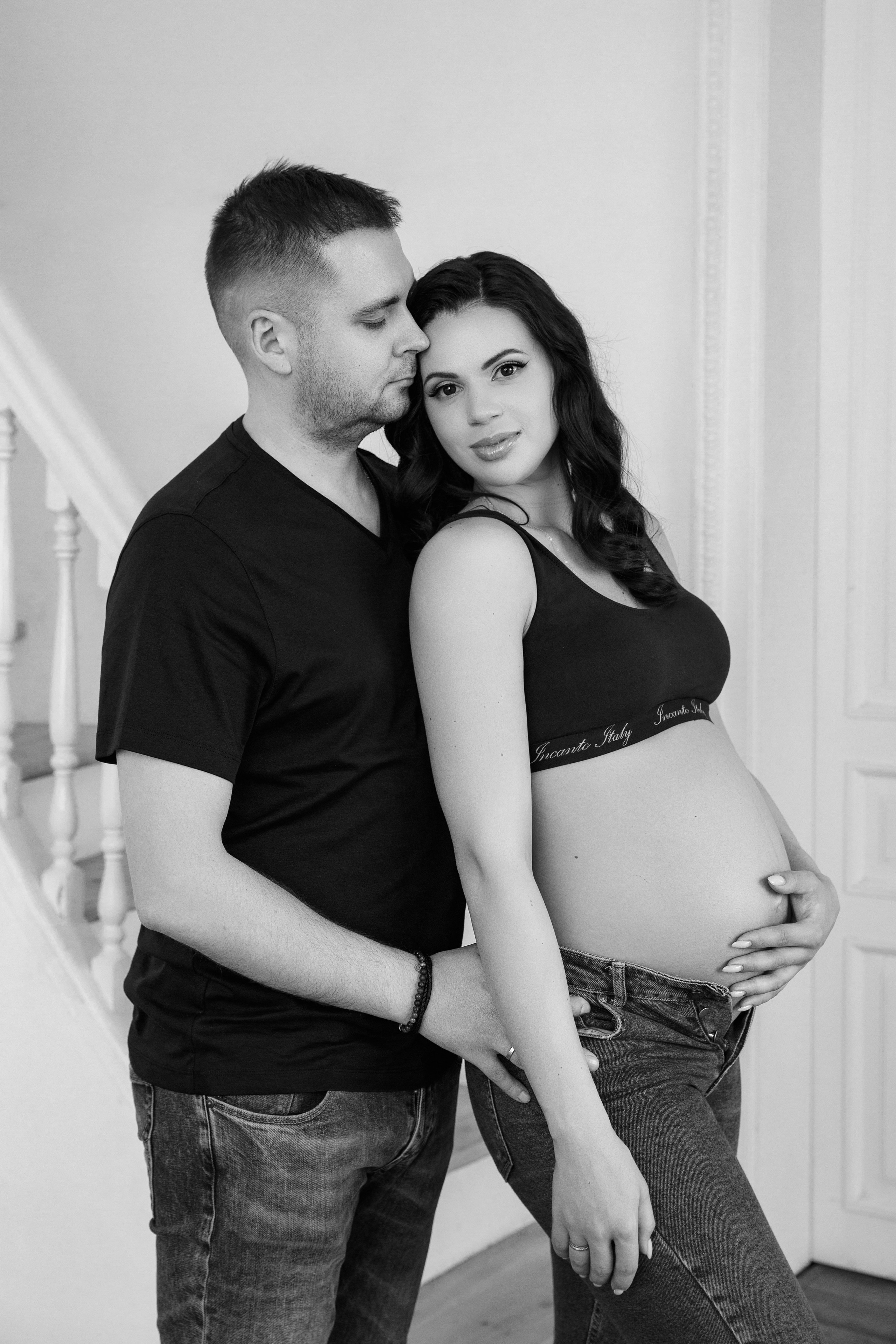 Фотосессия беременности, минимализм, циклорама