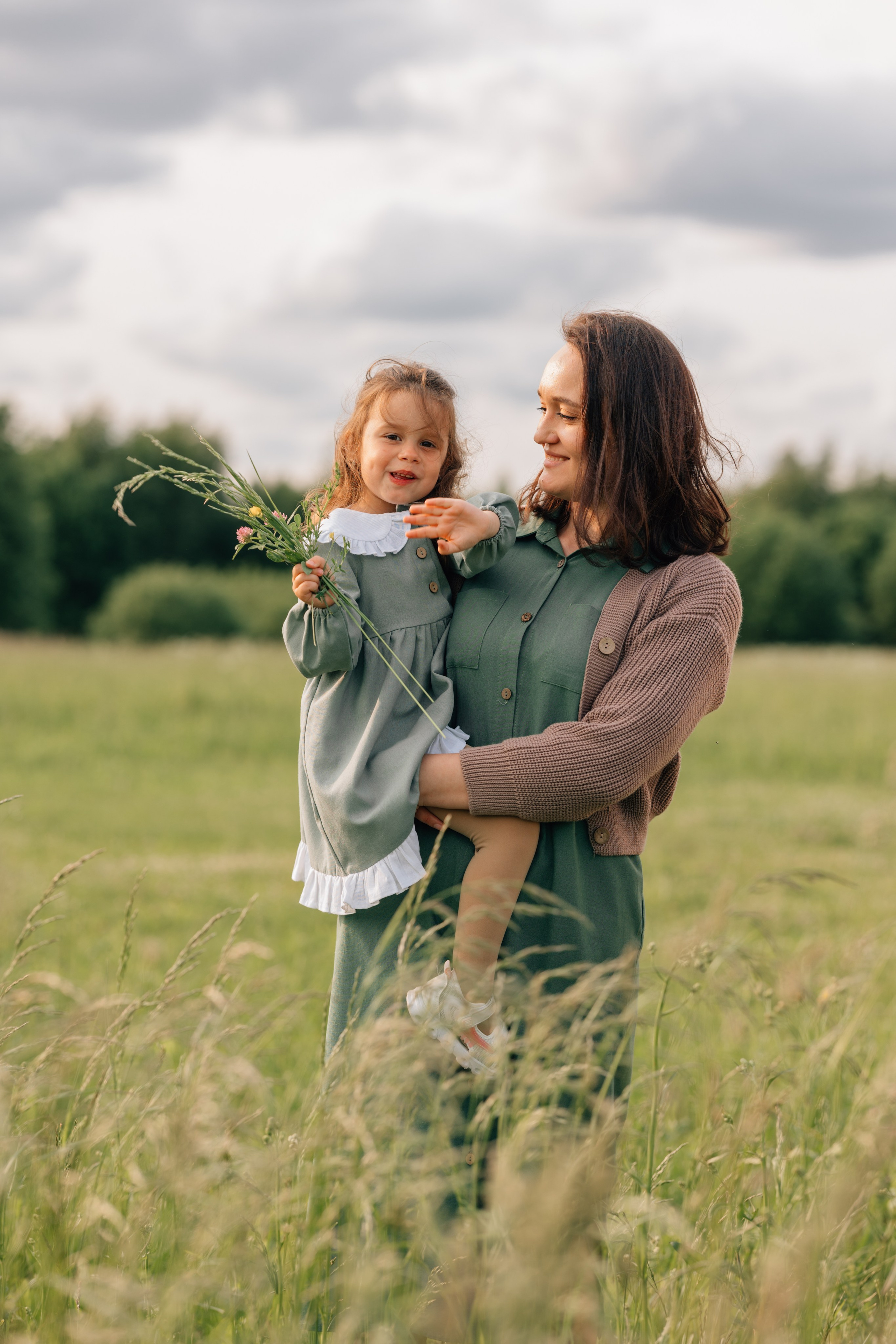 Анна, Марчелло, Настенька и Влада в поле. Фотограф Москва Светлана Кирюшина