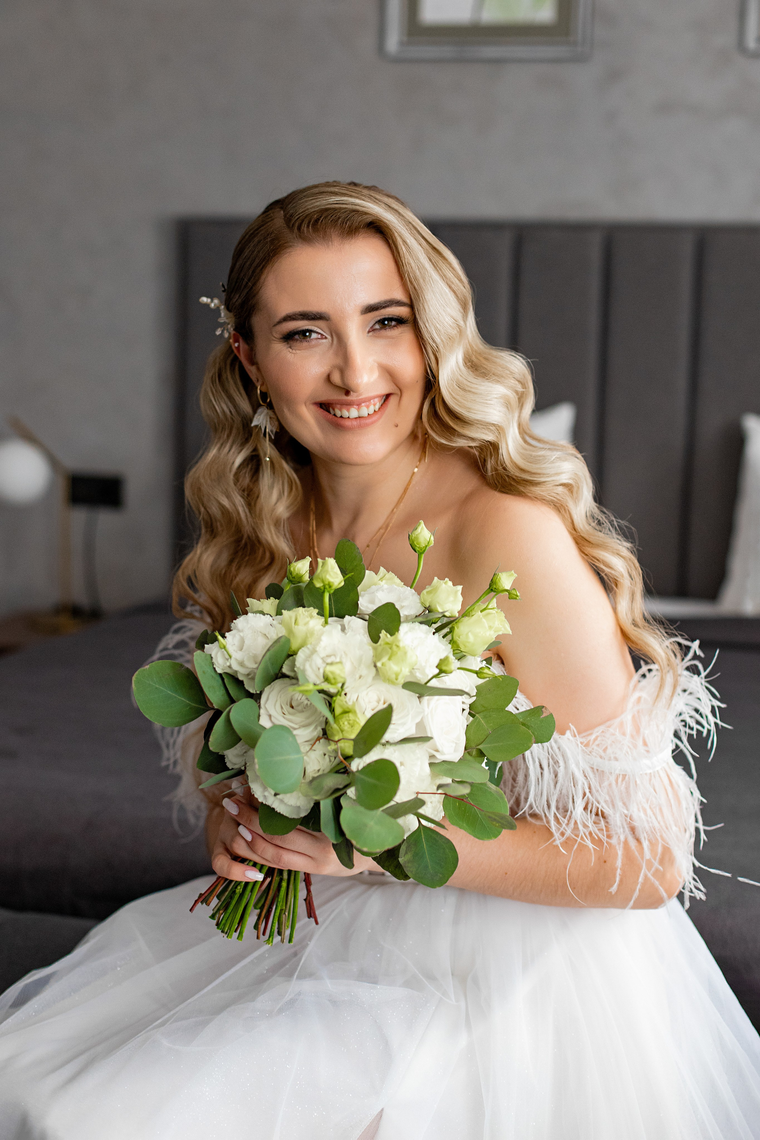 улыбка, портрет невесты, свадебный букет