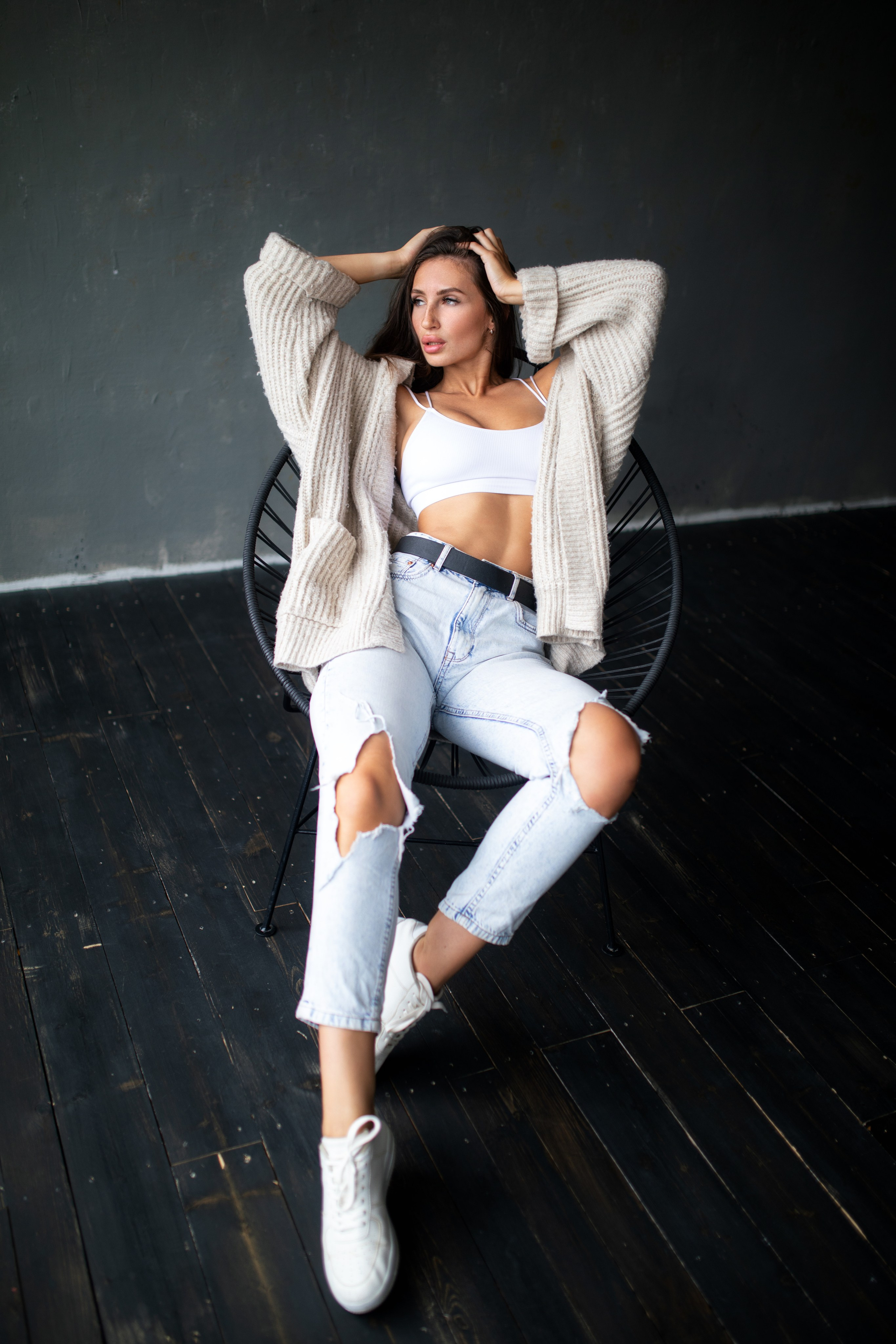 Съемка с Викторией в студии с минимальным интерьером в формате для «себя»