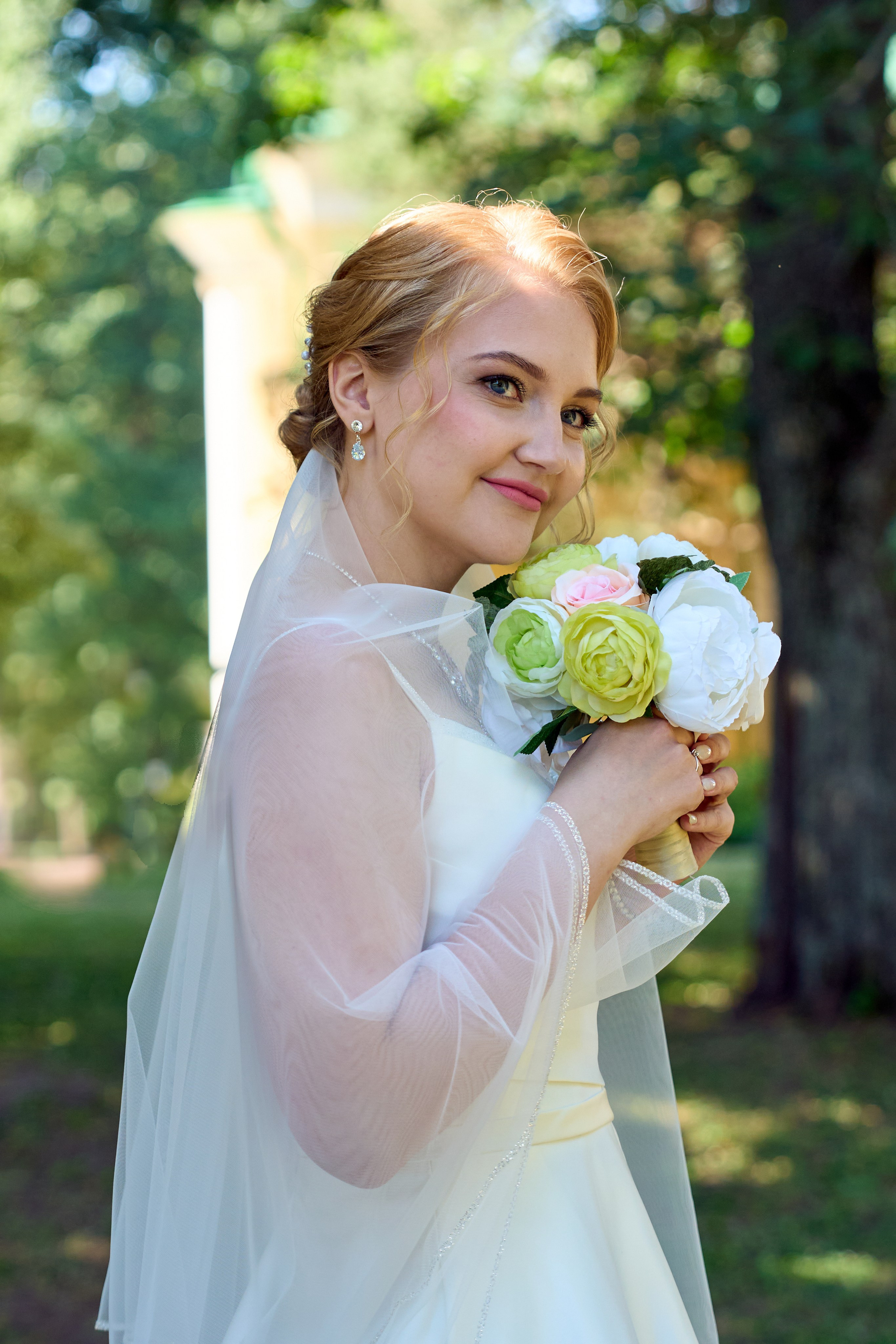 невеста с красивым букетом в парке