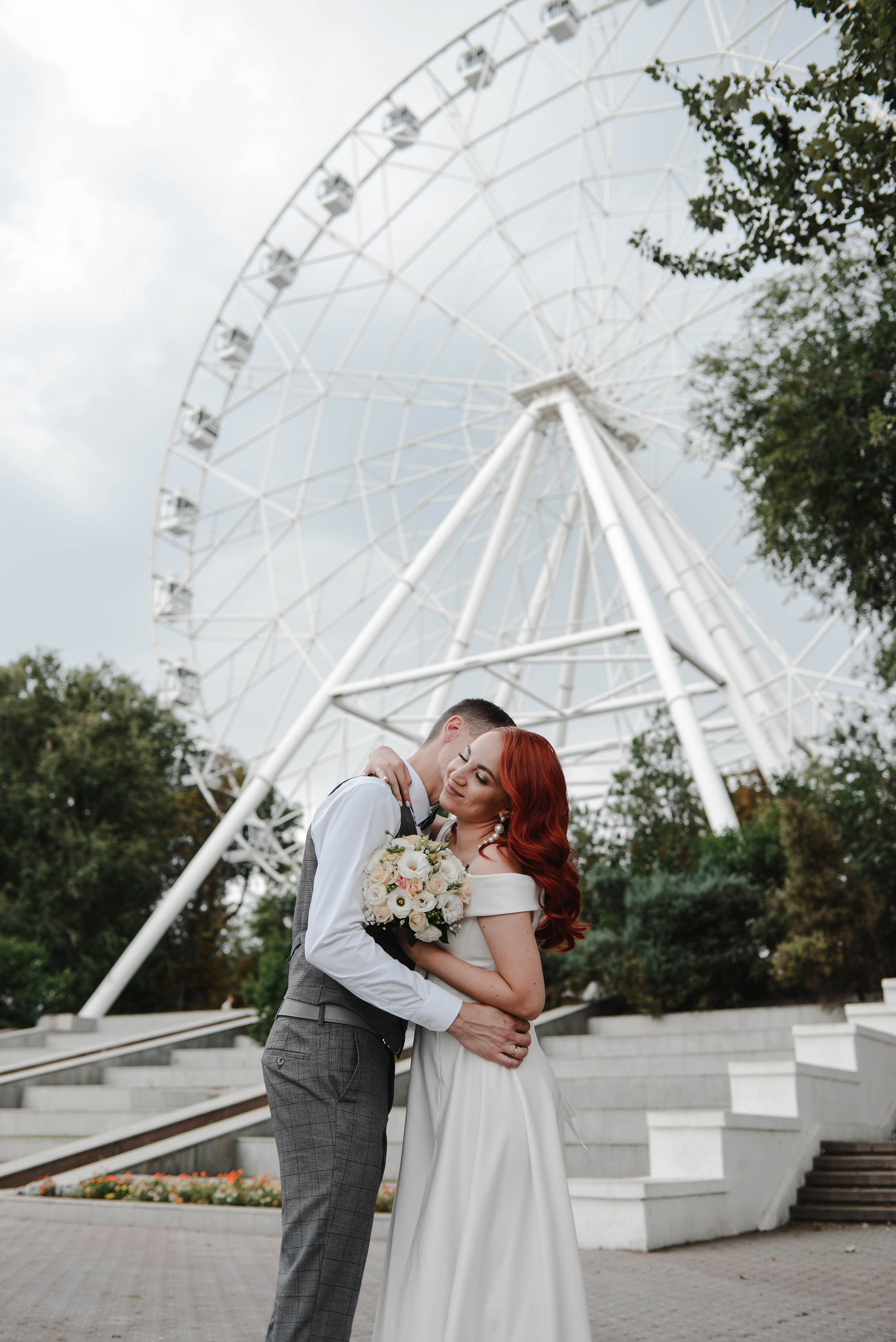 Свадебная прогулка по городу. Фотограф Ярута Оксана / Ростов-на-Дону