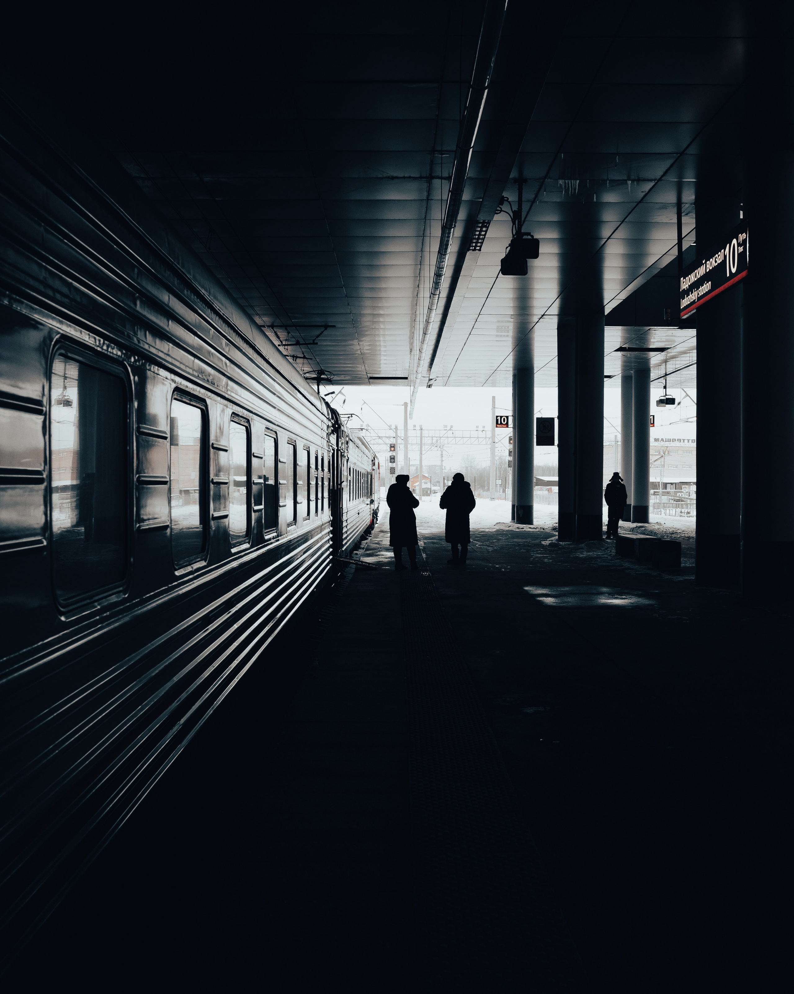 Ладожский вокзал. Силуэты людей на перроне Ладожского вокзала зимой, ночной Санкт-Петербург, атмосферная уличная фотография, urban mood, Евгений Мальцев.