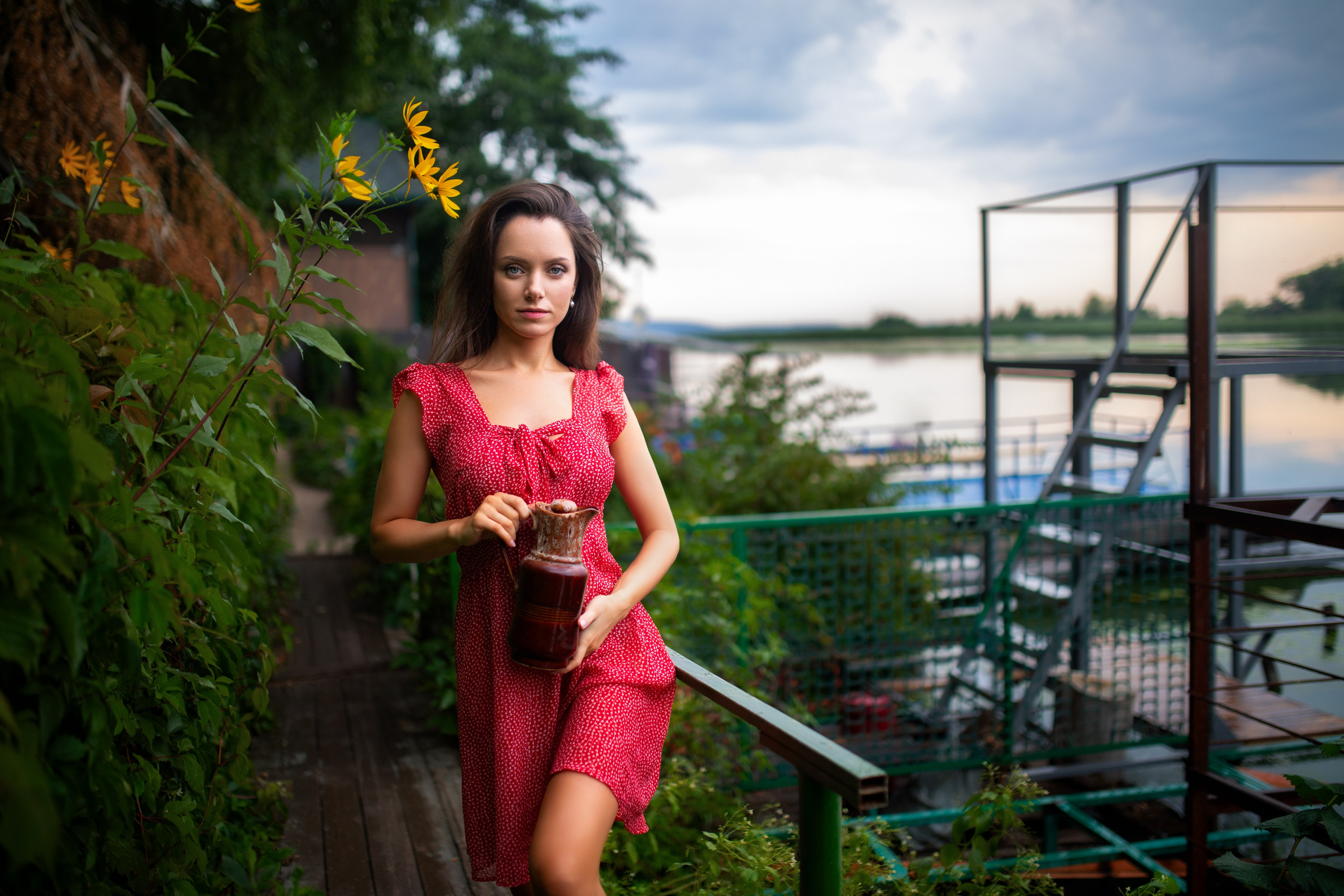 Съемка с Екатериной на рассвете на берегу реки