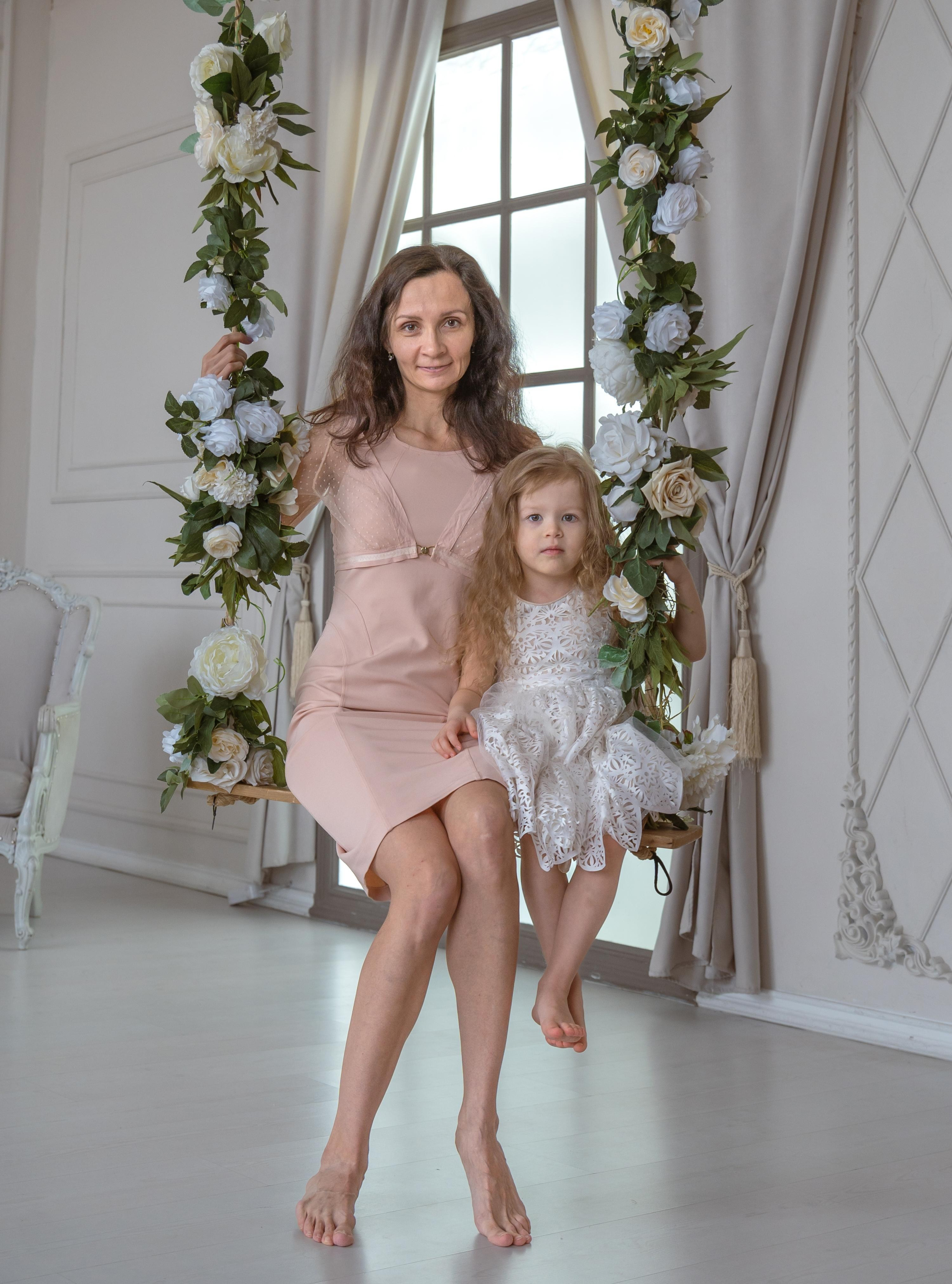 Семейная фотосессия в студии, мама и дочь на качелях