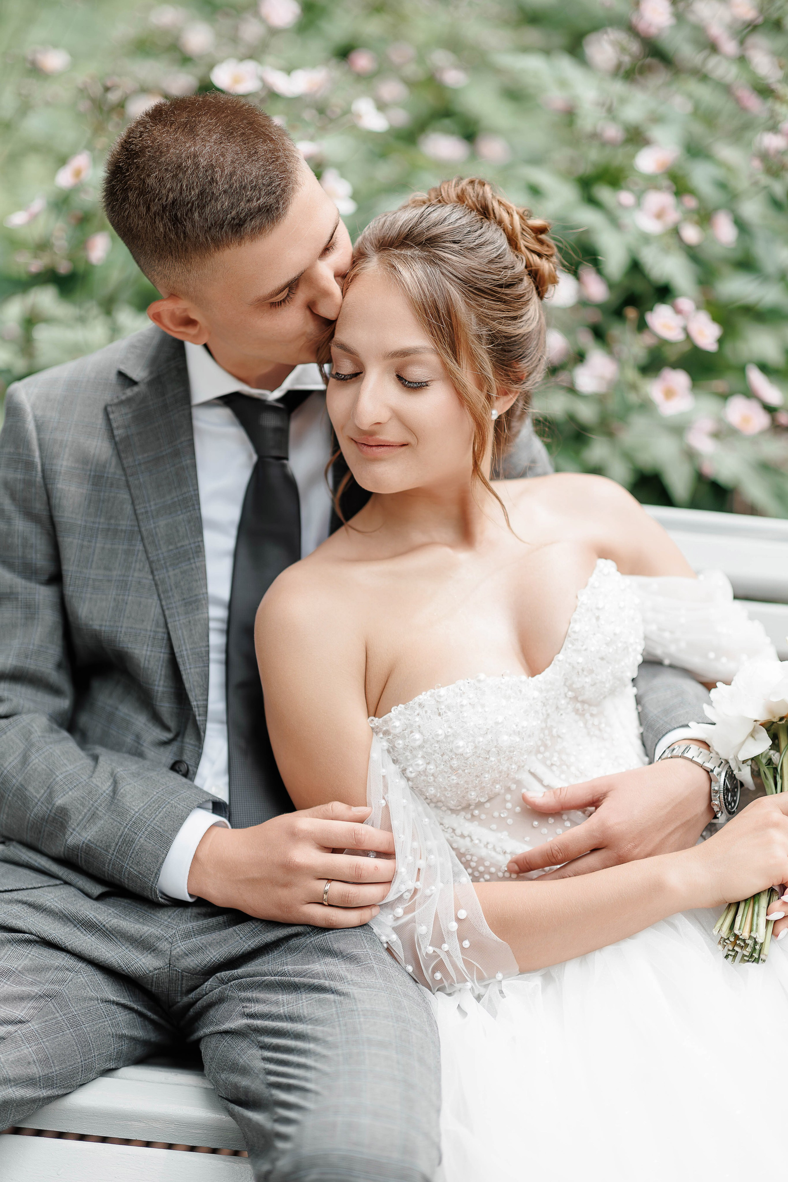 Милая фотография, невеста и жених сидят на лавочке