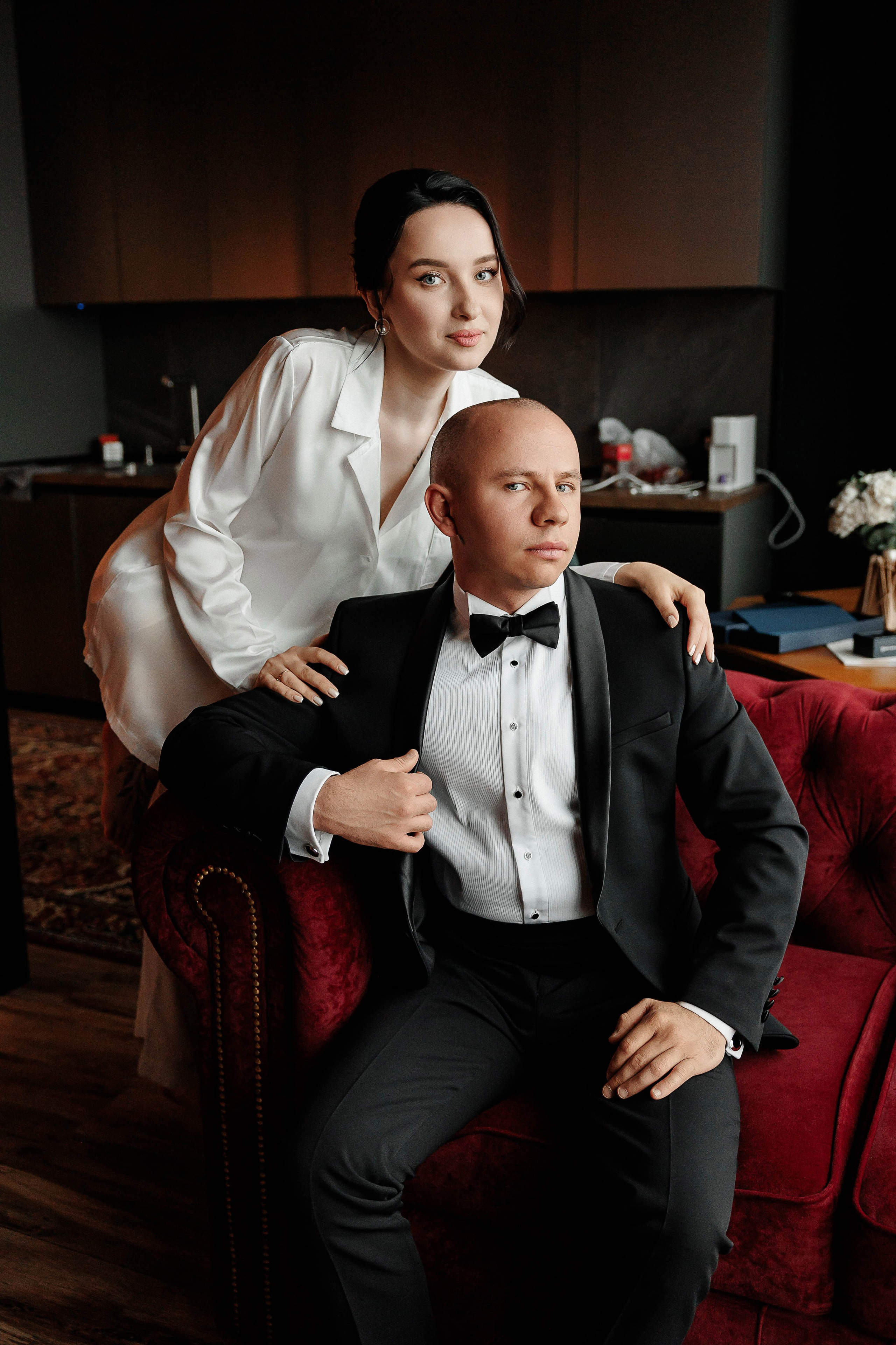 Жених и невеста в интерьере на свадебной фотосессии