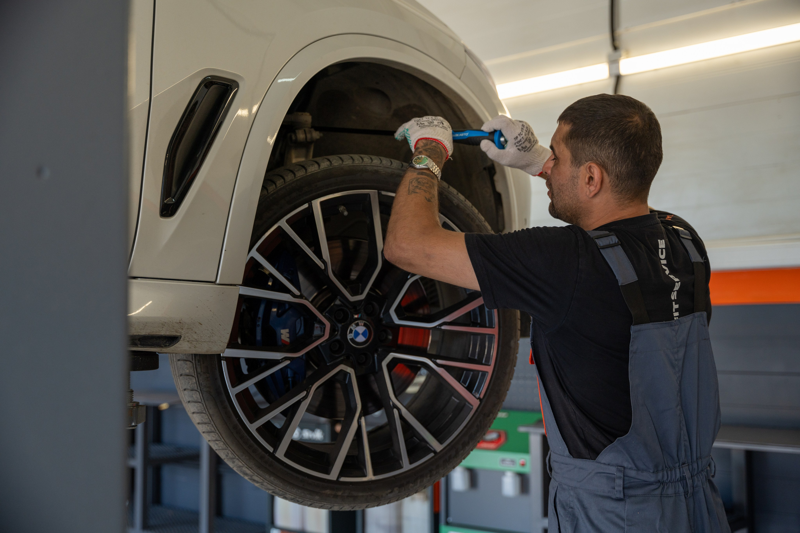 Интерьерная фотосъемка автосервиса Fit Service в Краснодаре — сеть СТО Профессиональная фотосъемка интерьера техцентра в Краснодаре. Шедевры для Вас! Фотограф и Видеограф в Краснодаре Пахиев Руслан