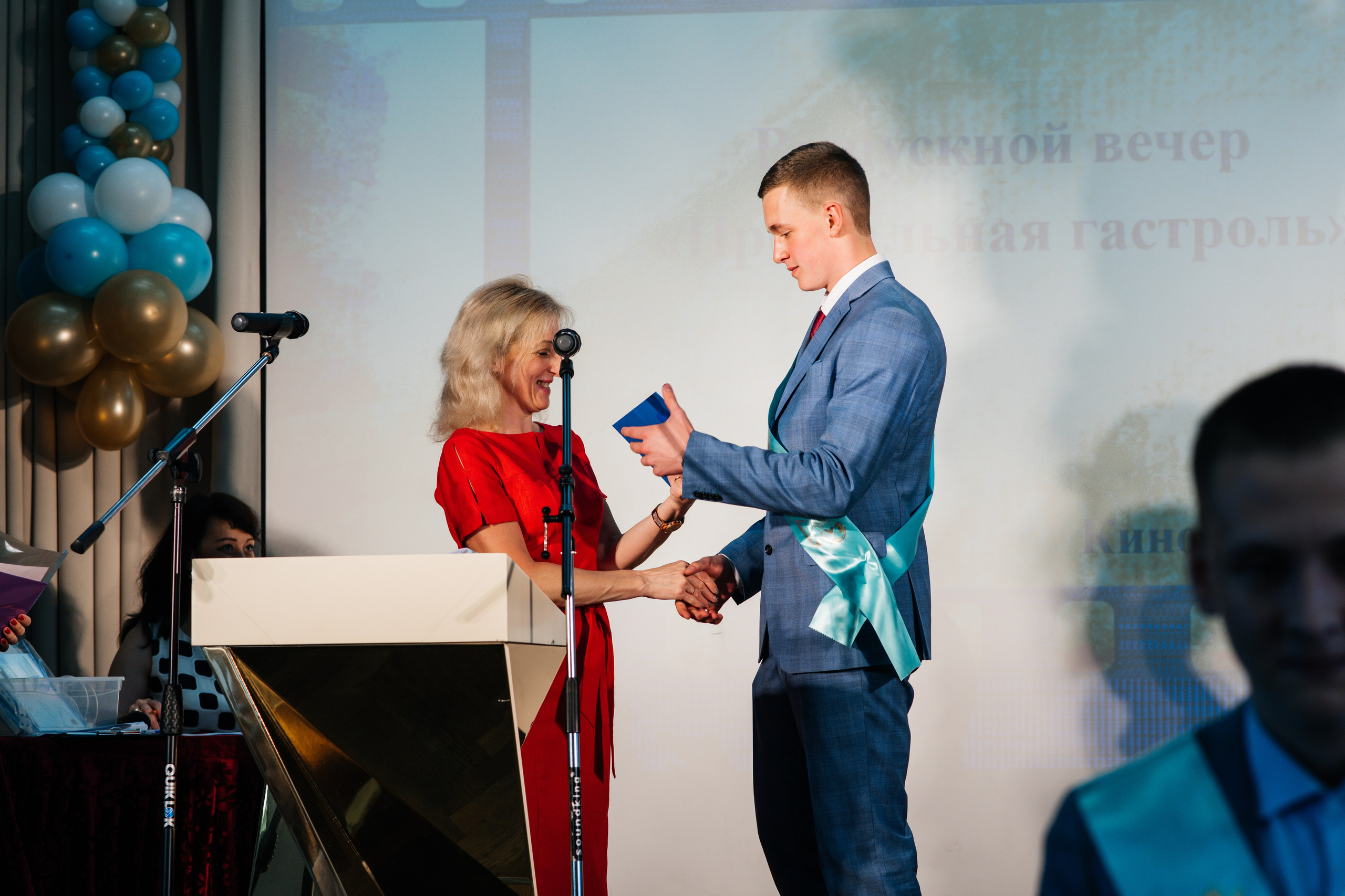 Вручение аттестатов. Выпускные альбомы в Подольске Москве и МО