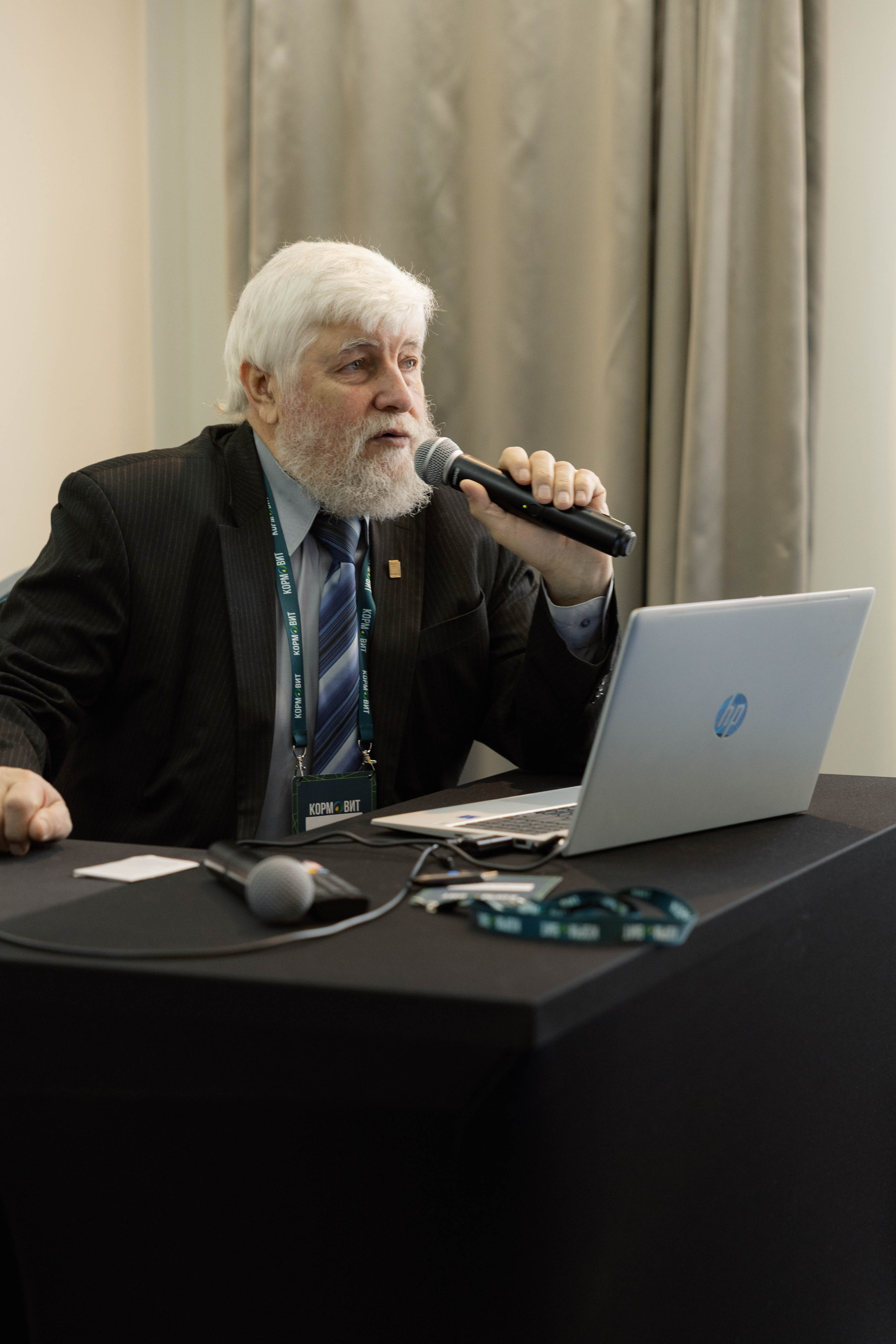 Конференция и ужи. Кормовит. Роза хутор. Фотограф Юсова Мария