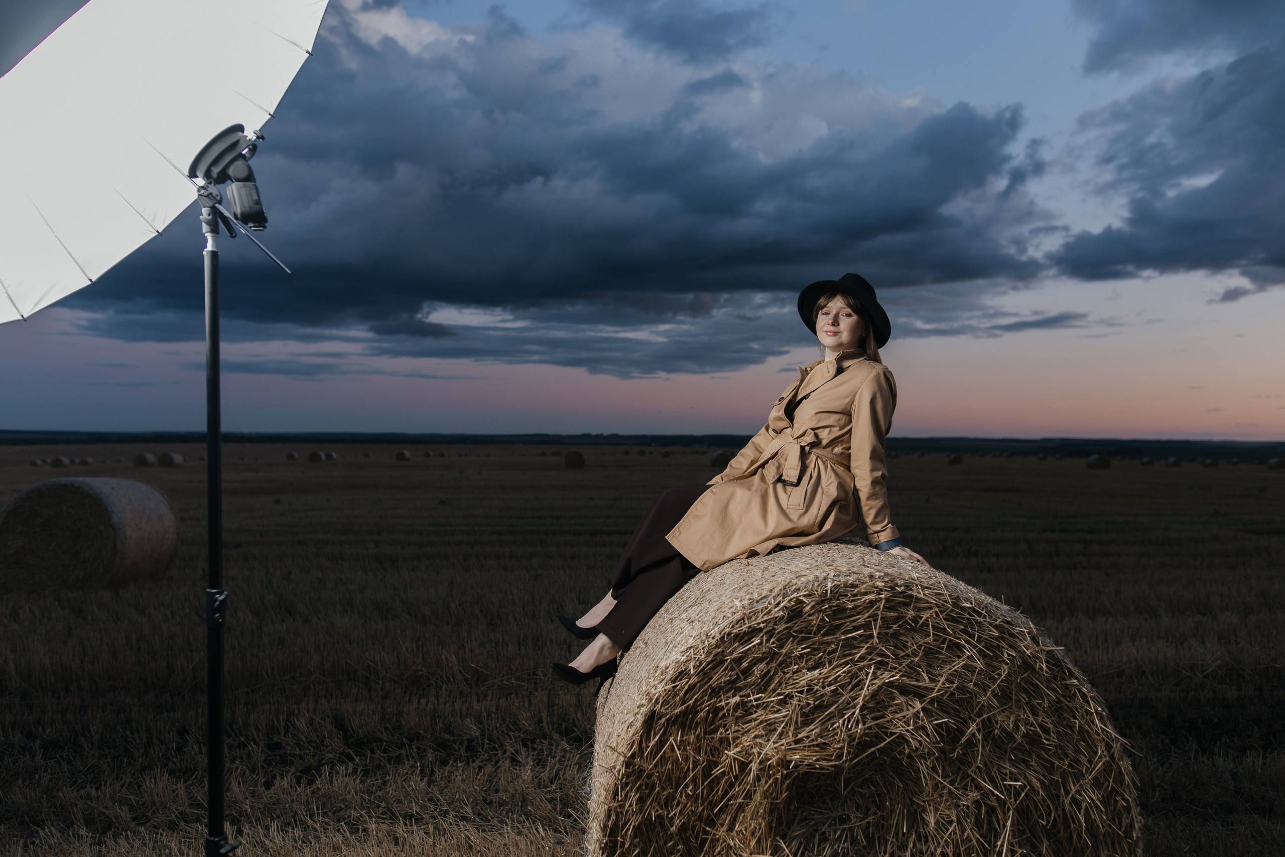 Фотосессия для девушки в вечернем поле перед дождем