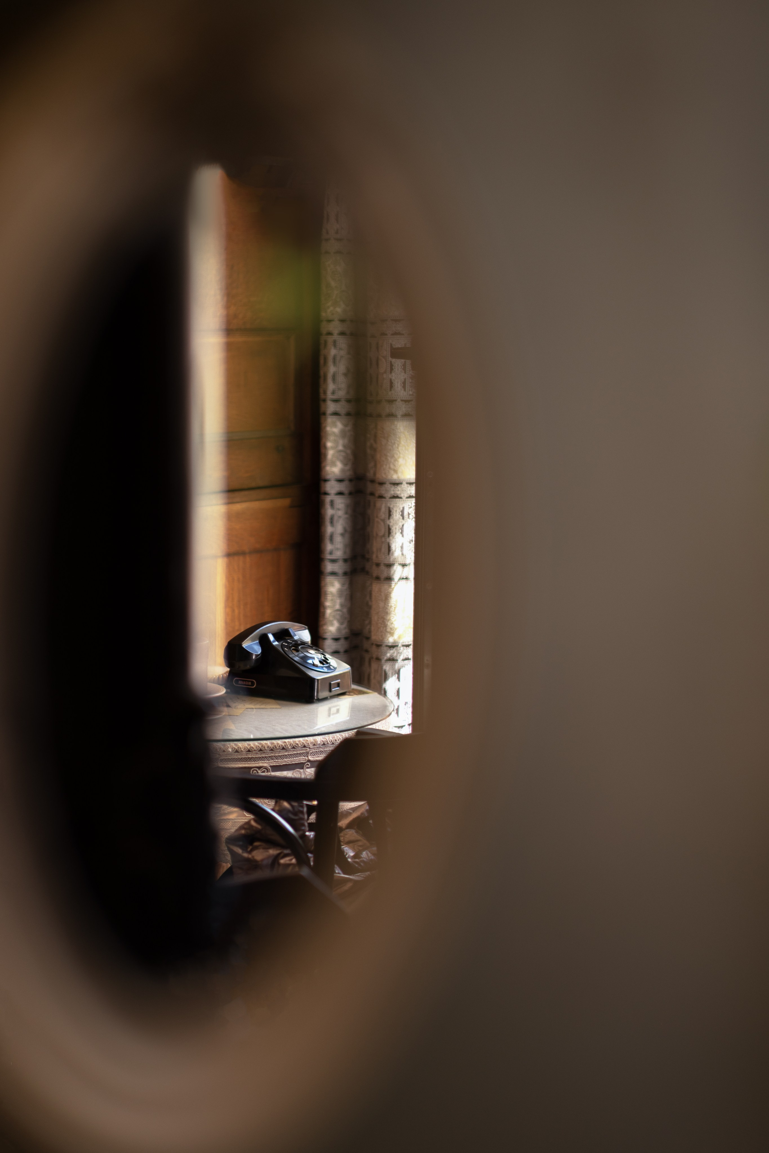 отражение телефона в настенном зеркале