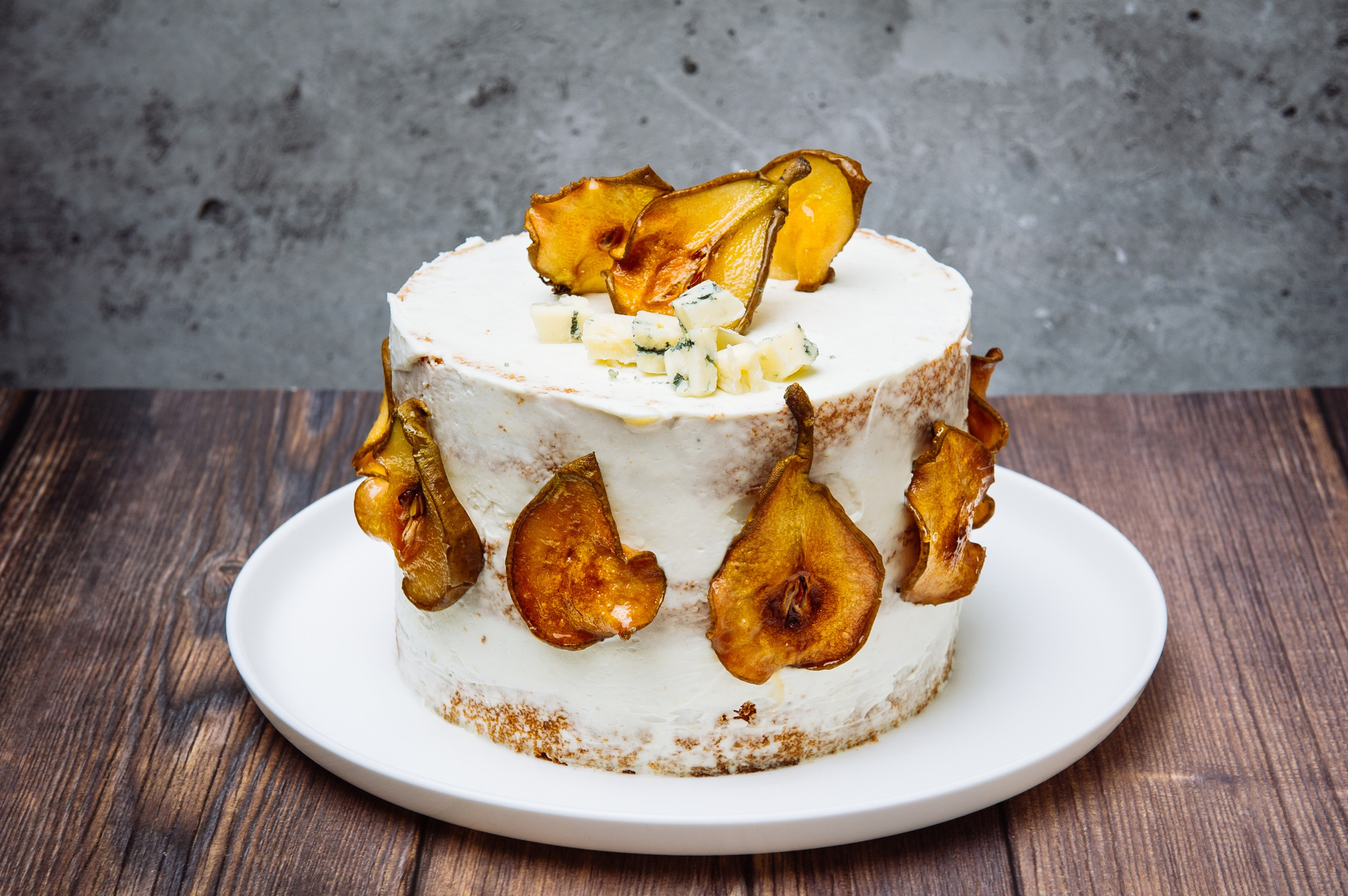 Грушевый торт. Ванильный бисквит, пропитанный сиропом груши и натуральной ванили. Начинка из грушевого компоте (груша томленая с натуральной ванилью в сахарном сиропе), крем на основе крем-чиза, взбитых сливок и легкий шлейф утонченности в креме придает сыр с голубой плесенью Дор Блю. Это что-то невероятное. Торт очень нежный и легкий.