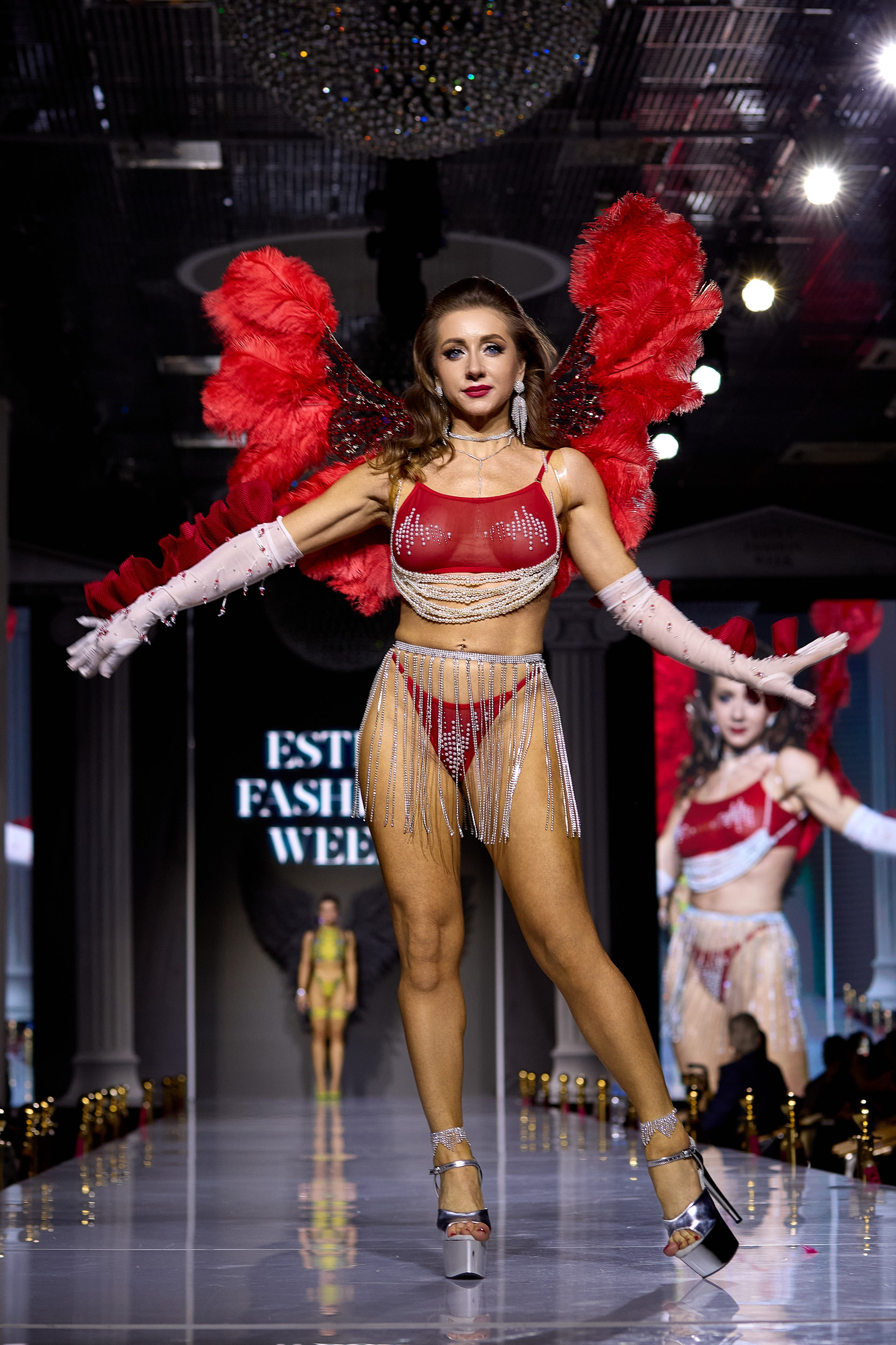 Показ в стиле Victoria's Secret | Ювелирная неделя моды «Эстет»