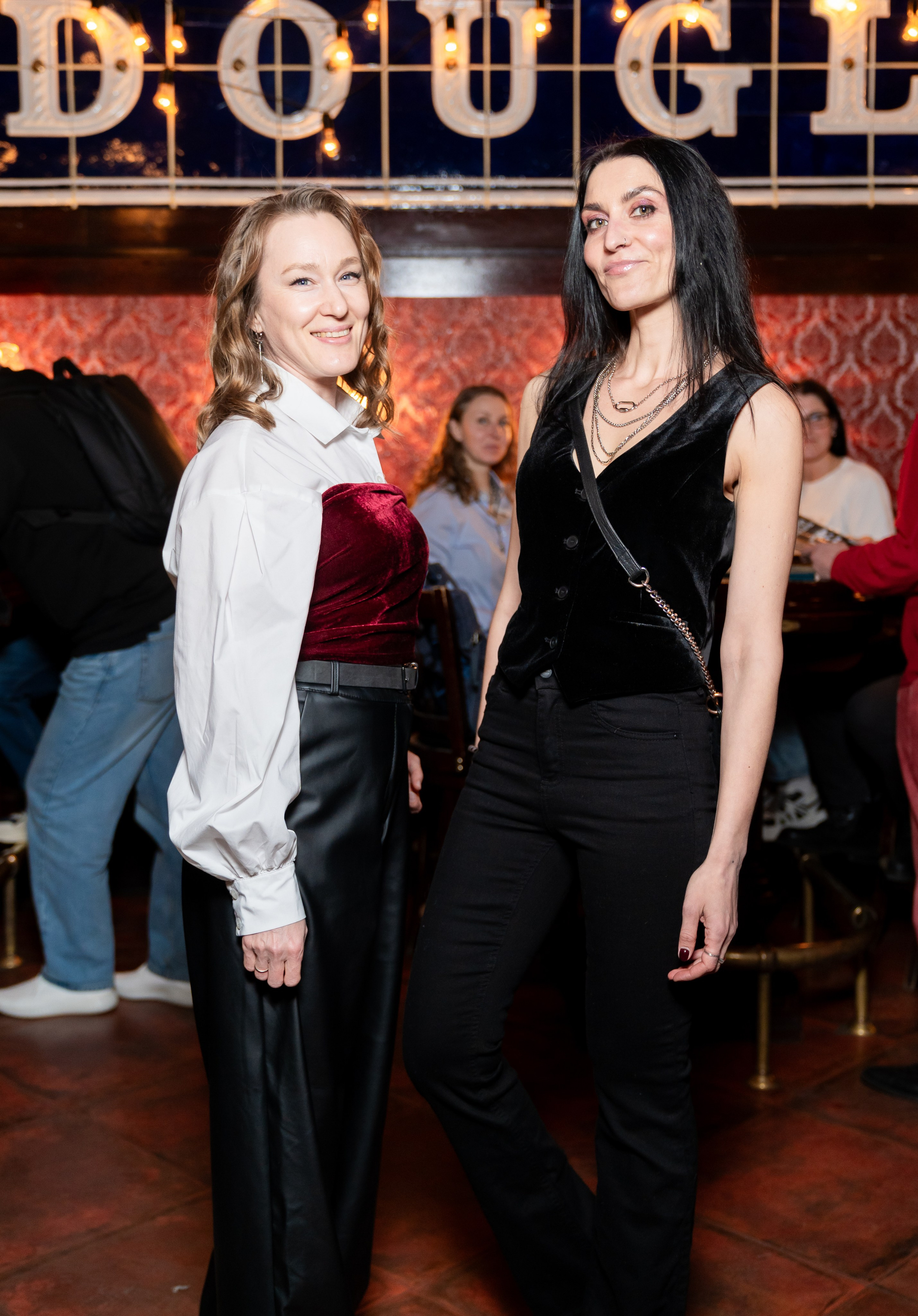Посетительницы концерта в Douglas Bar. Вася Васин & ladies , фото Евгения Мальцева, Дуглас бар СПб.