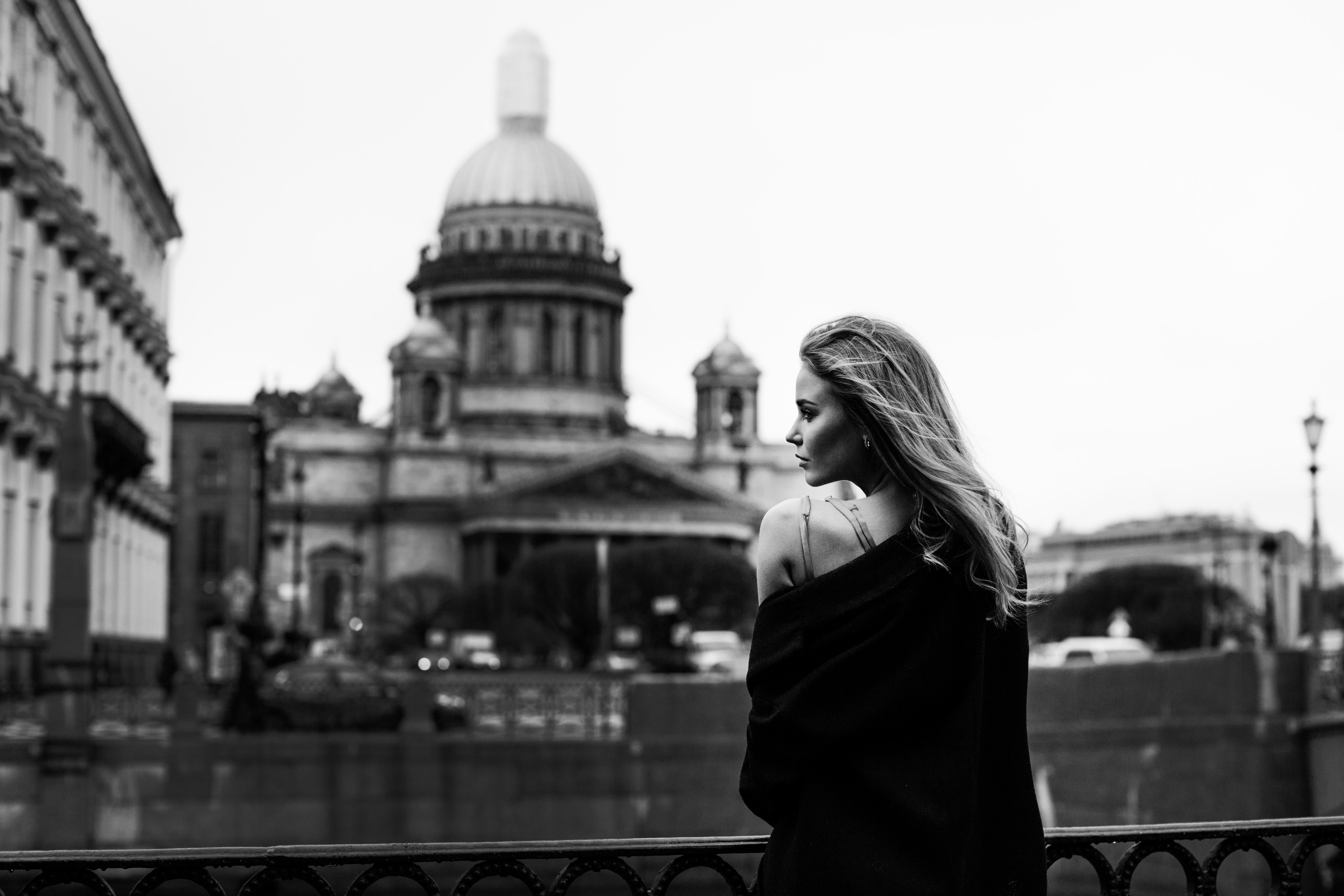 Фотосессия в центре СПб: прогулка с Софией у Исаакиевского и в Доме Зингера