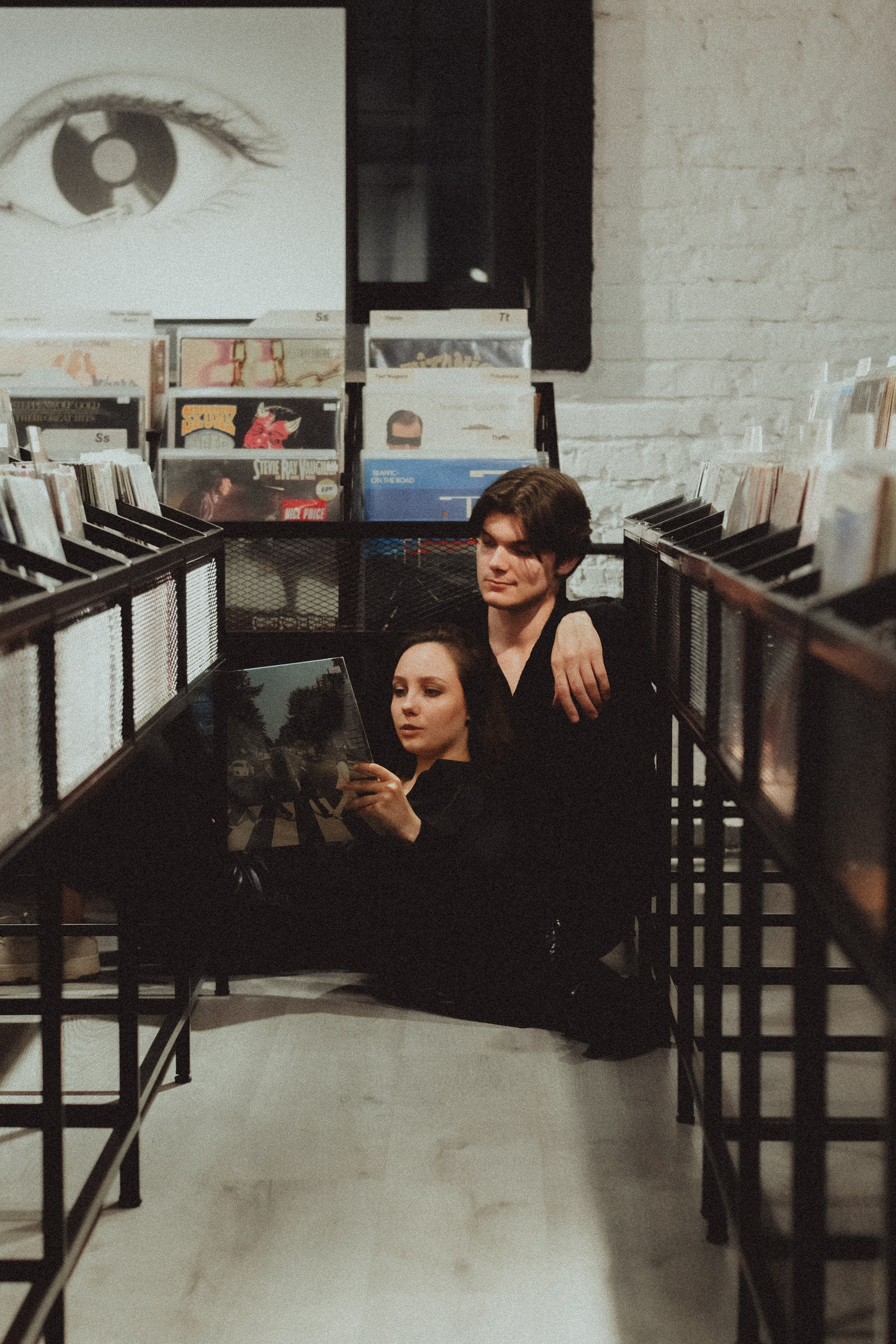 Парная ретро фотосессия в магазине с виниловыми пластинками