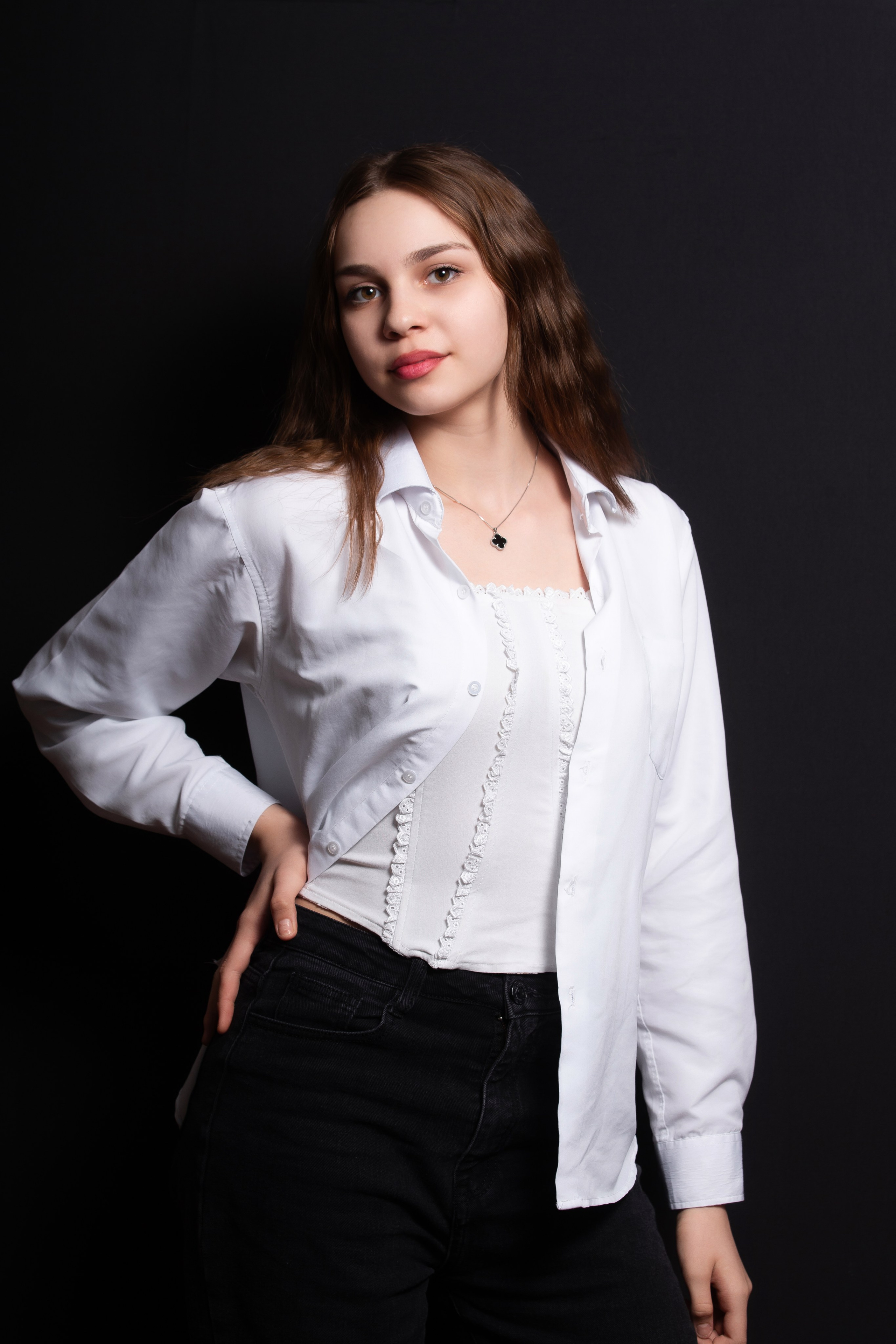 Портретная фотосессия для учеников 9 класса на чёрном фоне | Школьный фотограф Николай Богатырёв | Твой альбом / Твои правила. ТВОЙ АЛЬБОМ / ТВОИ ПРАВИЛА