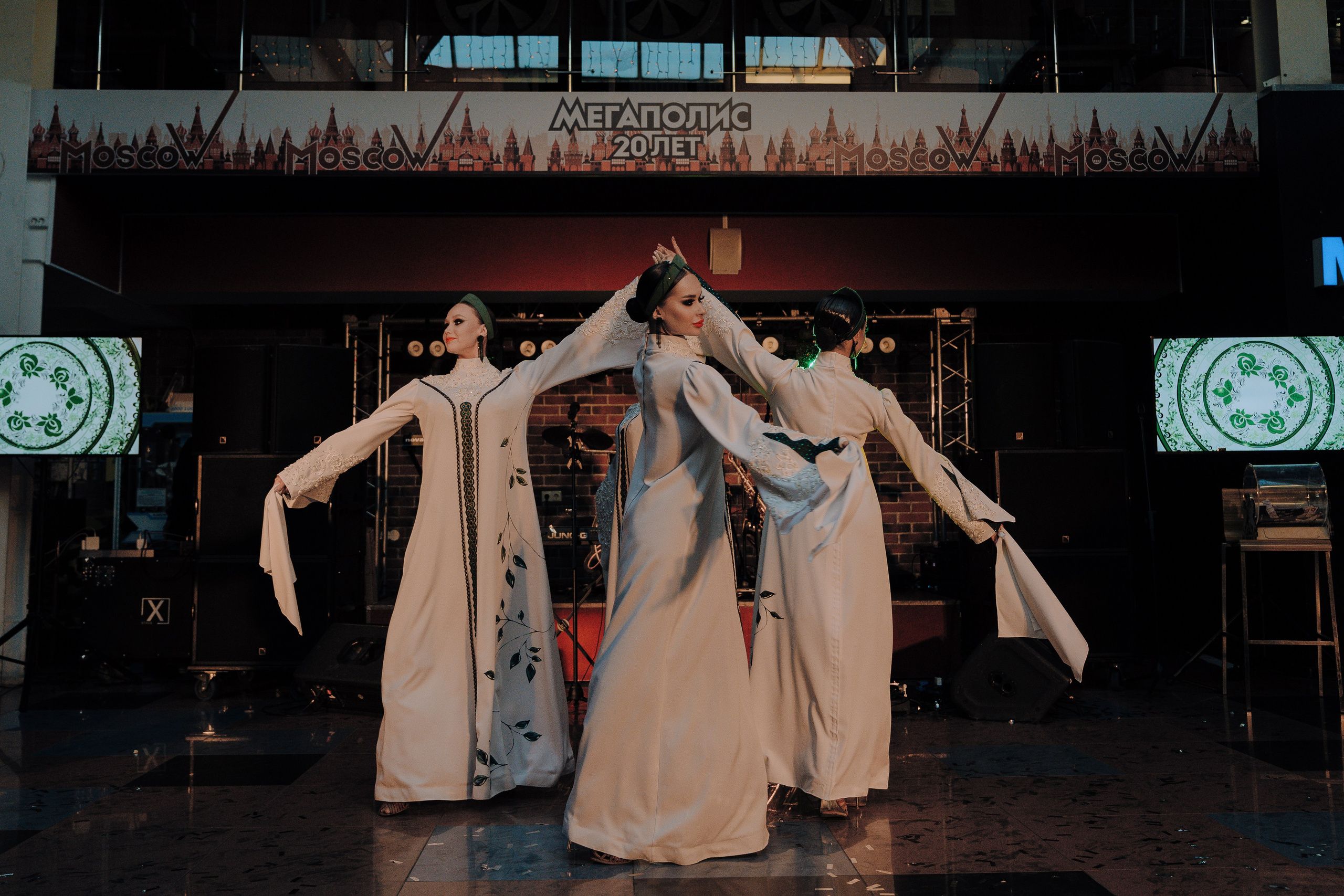 20 ЛЕТ МЕГАПОЛИС ЧЕЛЯБИНСК ХЕДЛАЙНЕР ЕЛКА. Репортажный фотограф Зуев Роман г. Челябинск