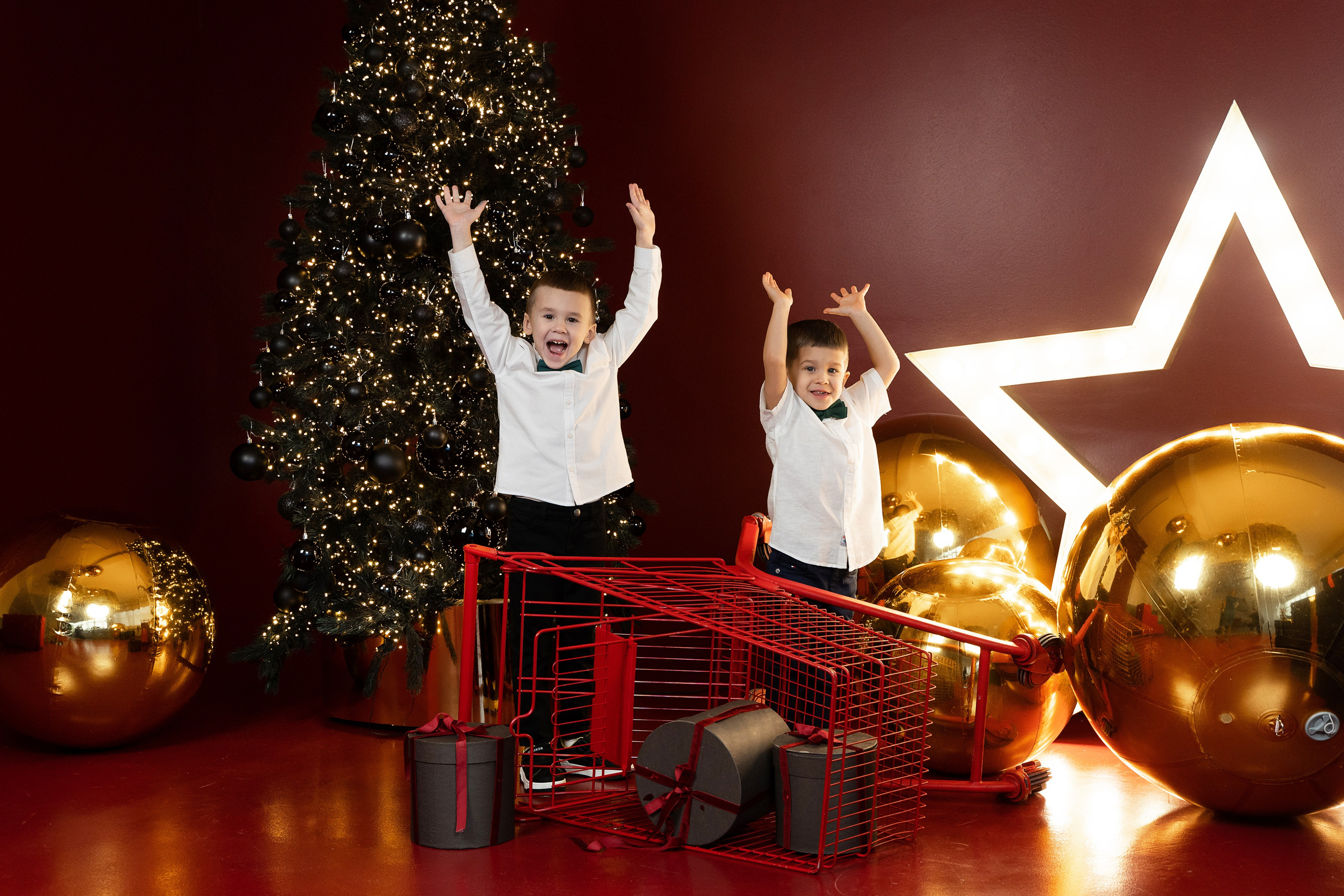 Новогодняя фотосессия с красной циклорамой. Фотограф Татьяна Мамонтова