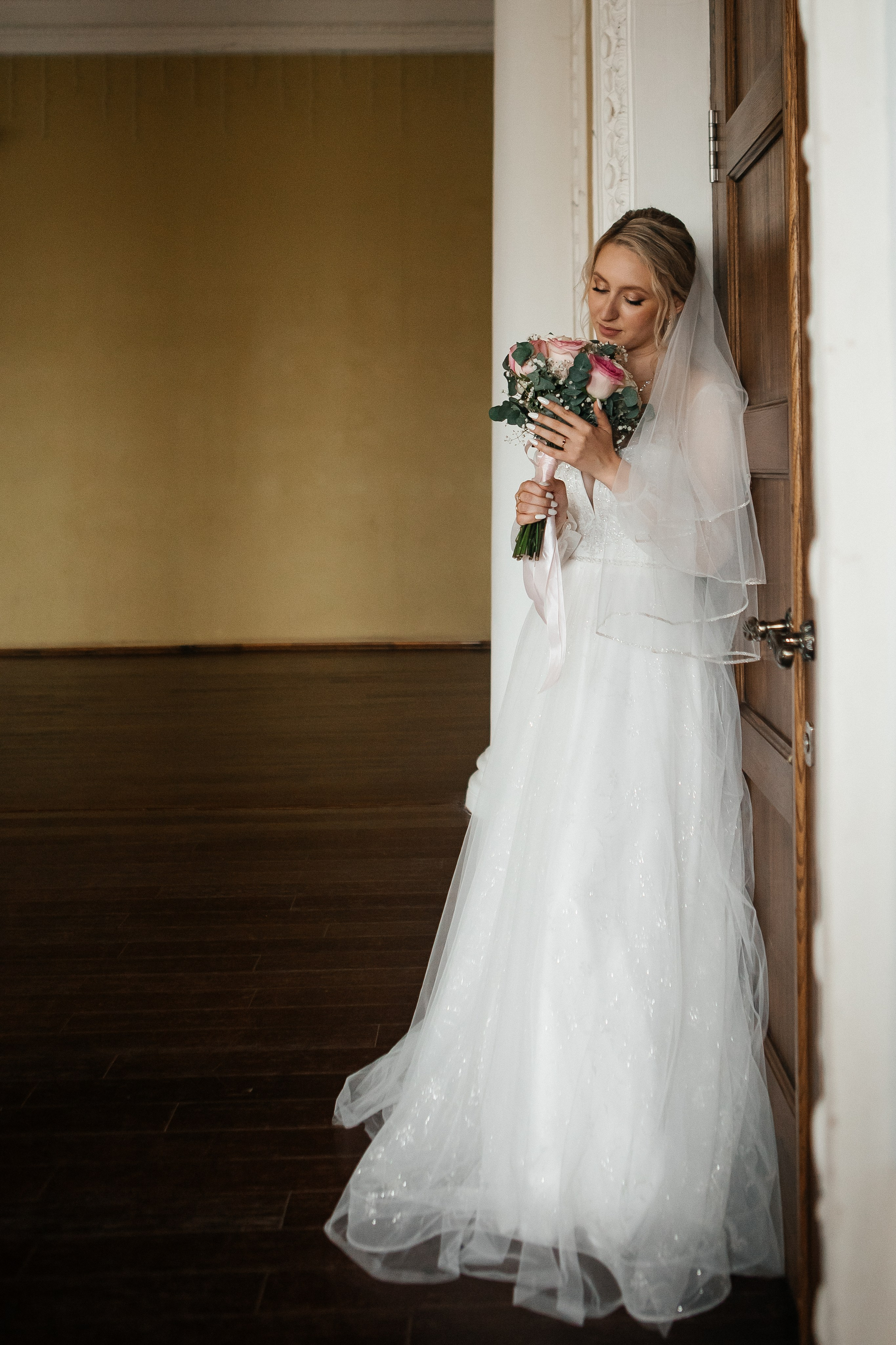 Евгения и Николай утренние сборы. Свадебный фотограф Виктория Чуйко Магнитогорск. Визуал для бизнеса