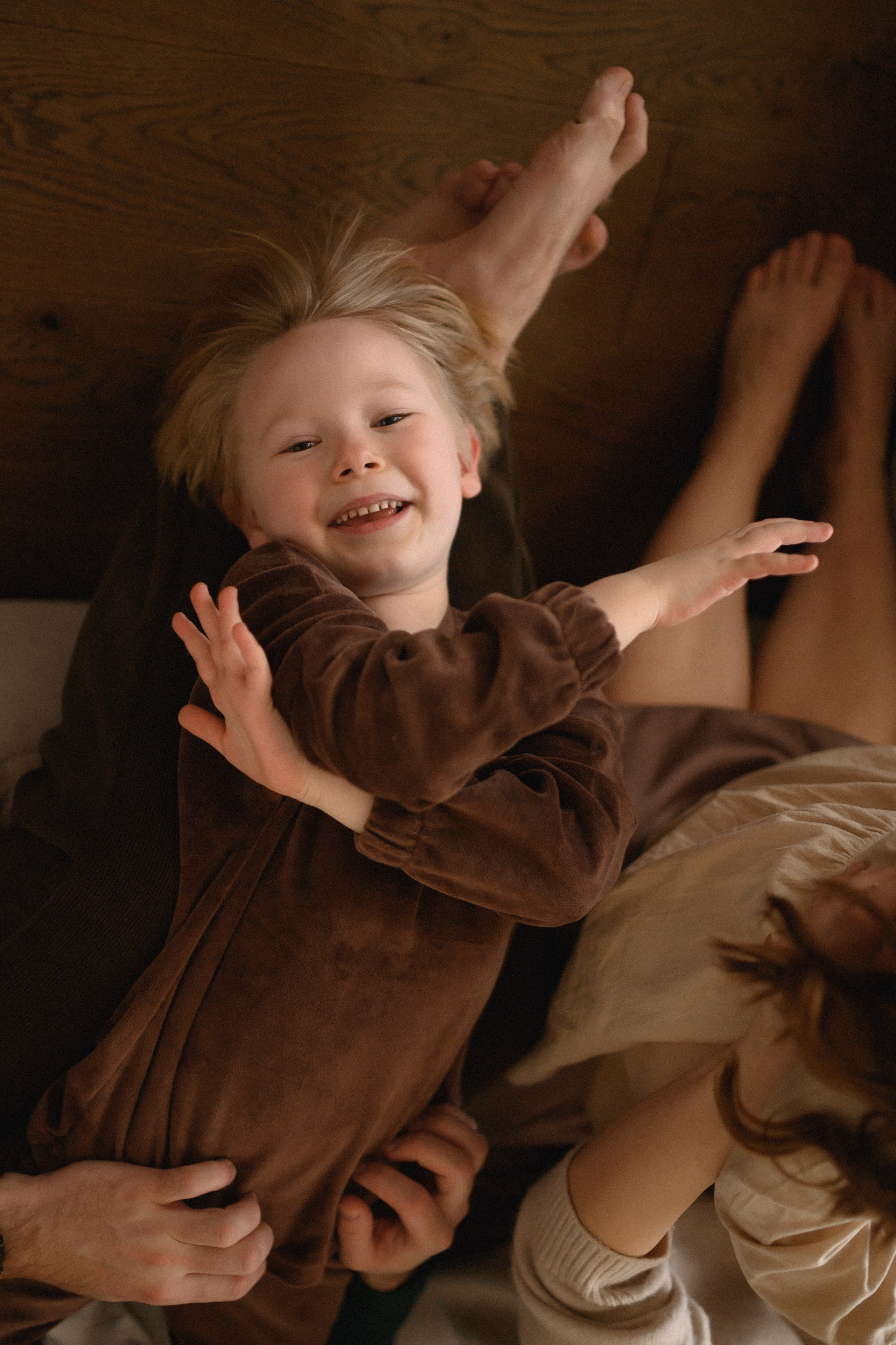 Валентин, Ирина, Евсей, Кира и Агата дома. Семейный и свадебный lifestyle-фотограф в Москве Мария Петрова