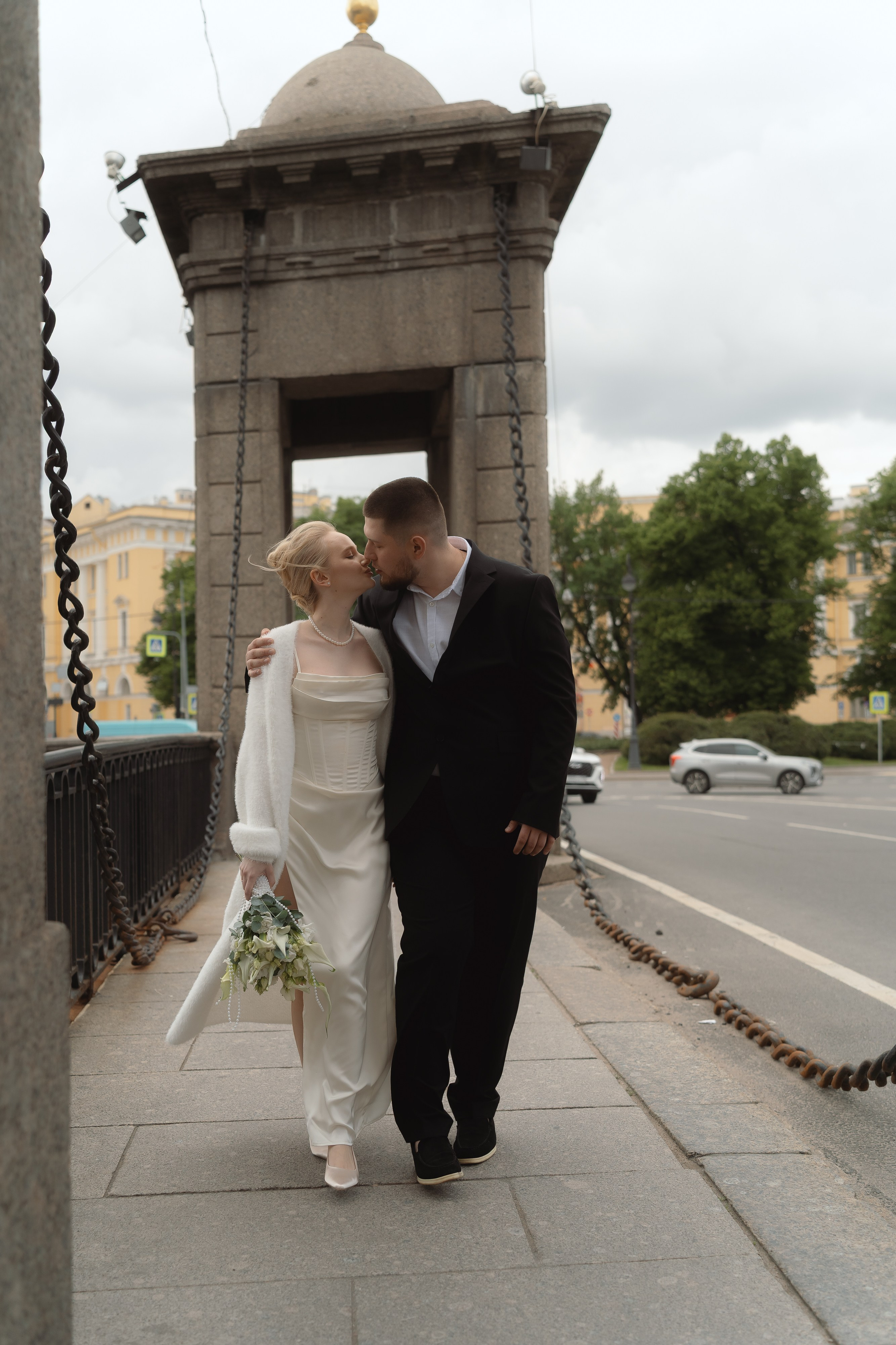 Прогулка молодожёнов вдоль набережной Фонтанки