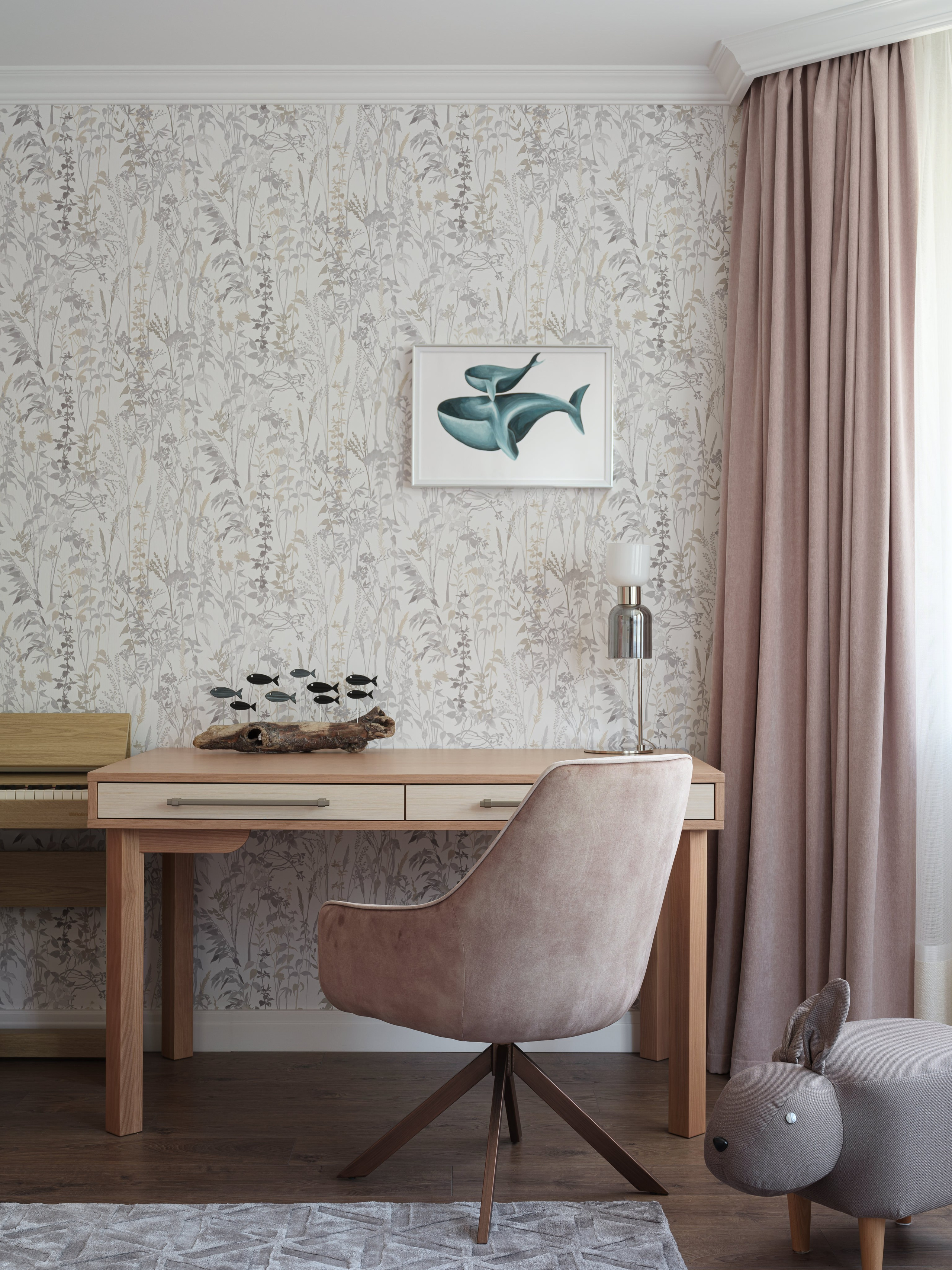 Уютный современный интерьер спальни с письменным столом и мягким креслом в светлых тонах, стильный акцент в декоре. Дизайн от Татьяны Диденко, фото Сергея Денисенко, стилист Наталья Якушева. Атмосфера уюта и гармонии.