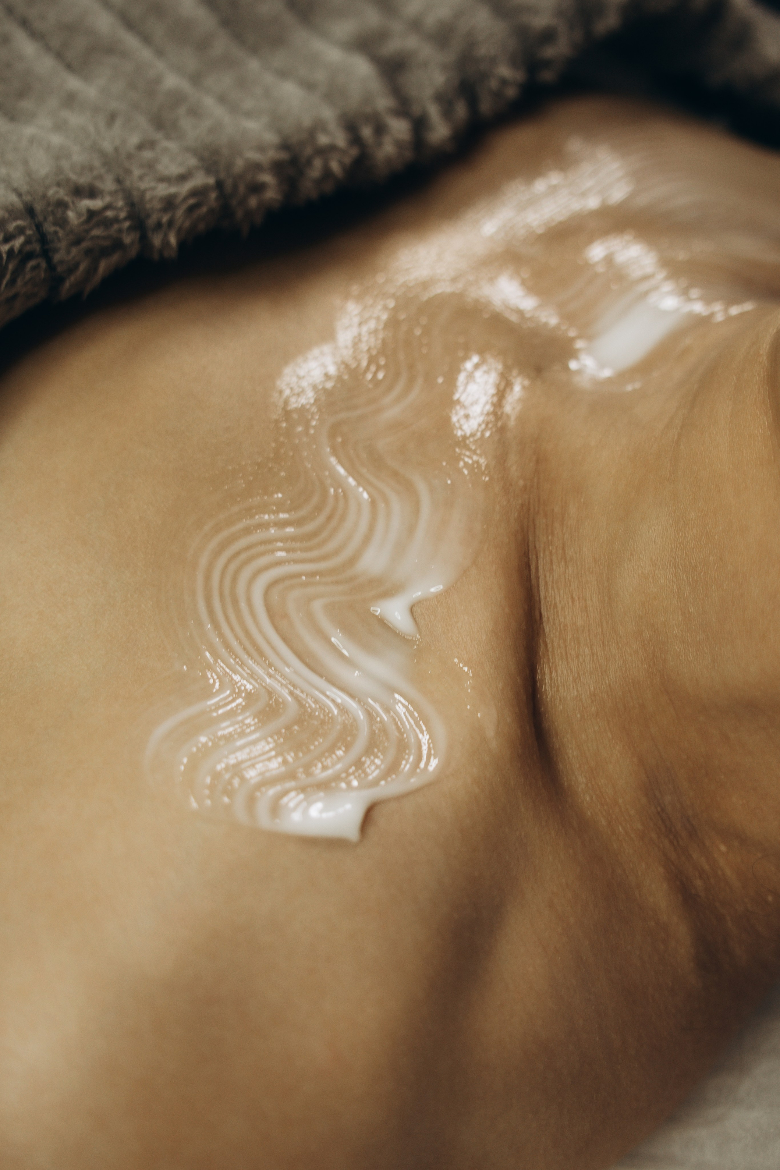 Косметолог наносит крем, крупный план - Курск